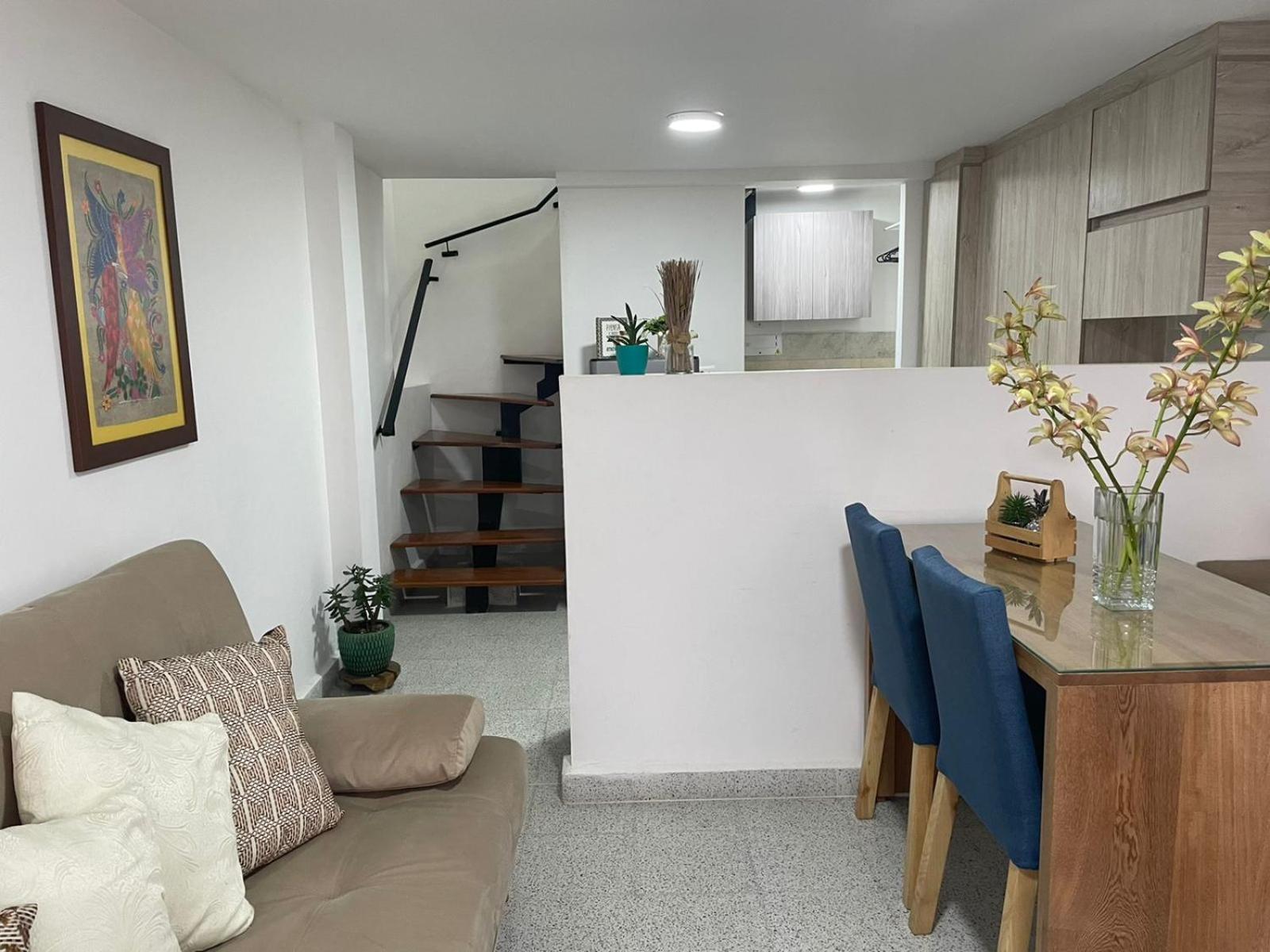 loft cerca a laureles, WIFI, cerca metro y GUARDA EQUIPAJE GRATIS!!