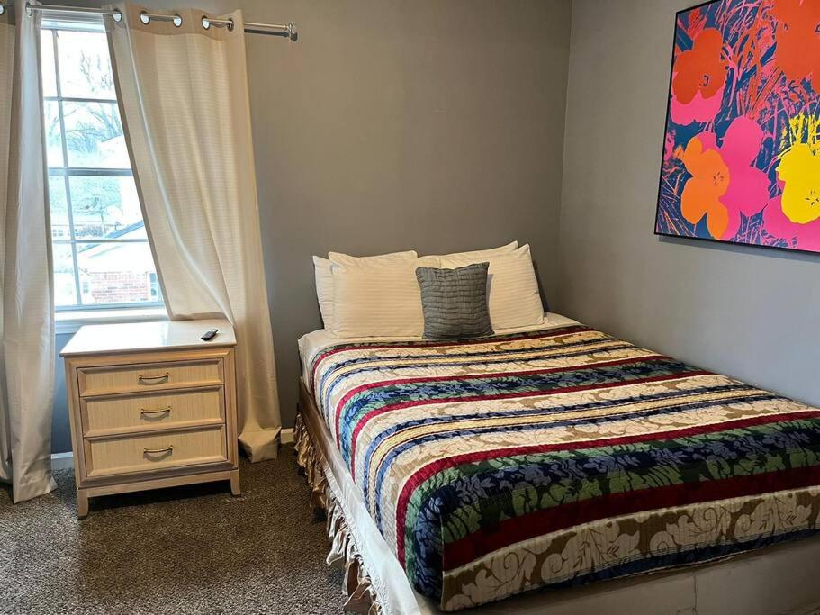 Stylish Remodeled 23 Large beds Near Elvis Presley view 3