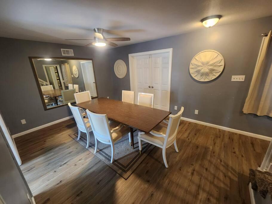 Stylish Remodeled 23 Large beds Near Elvis Presley view 4