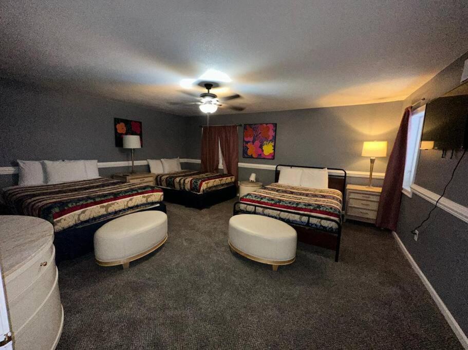 Stylish Remodeled 23 Large beds Near Elvis Presley view 5