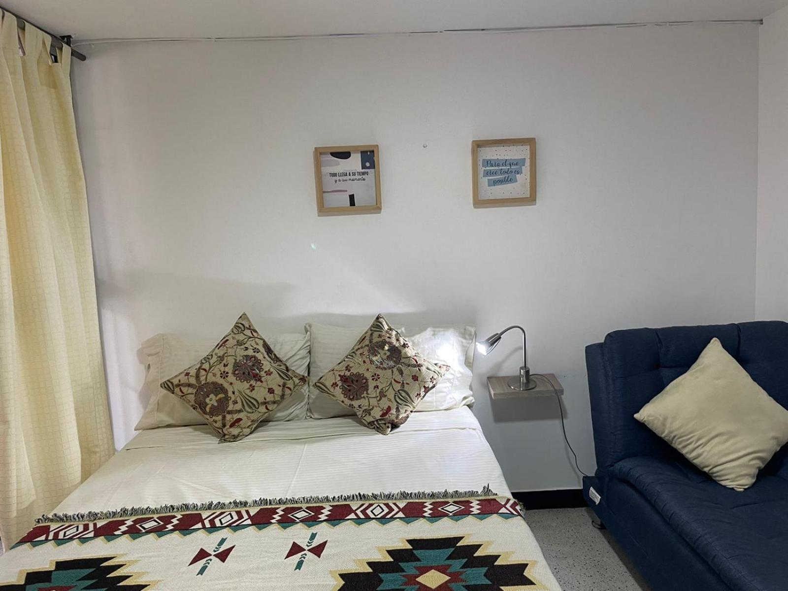 loft cerca a laureles, WIFI, cerca metro y GUARDA EQUIPAJE GRATIS!!