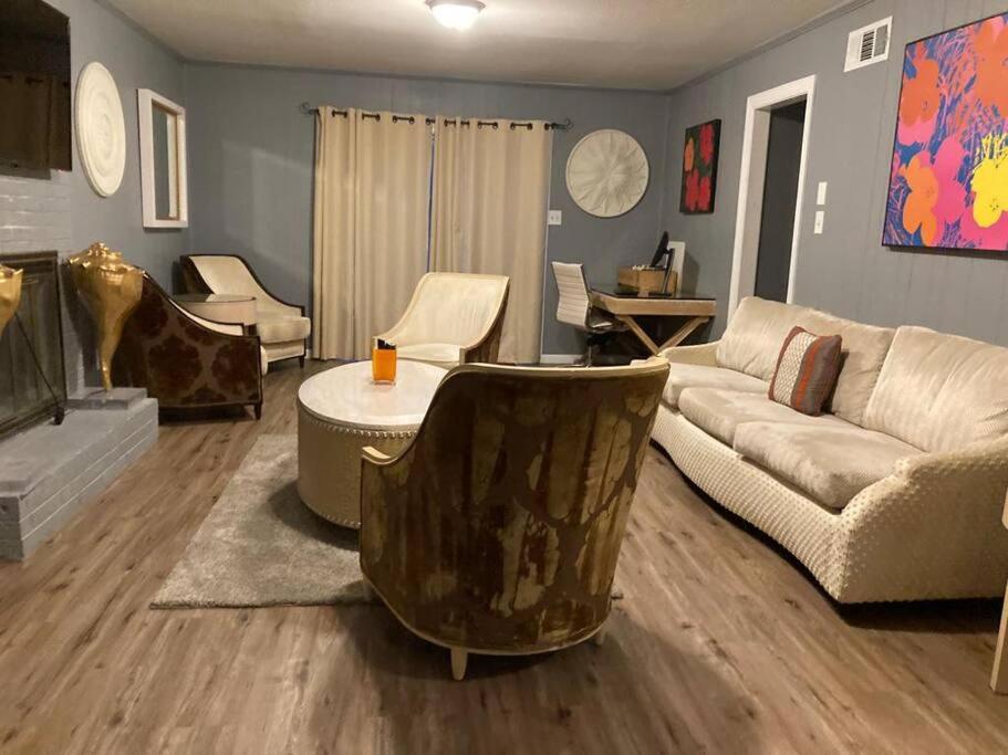 Stylish Remodeled 23 Large beds Near Elvis Presley view 2