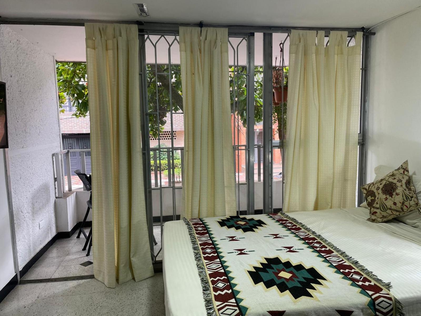 loft cerca a laureles, WIFI, cerca metro y GUARDA EQUIPAJE GRATIS!!