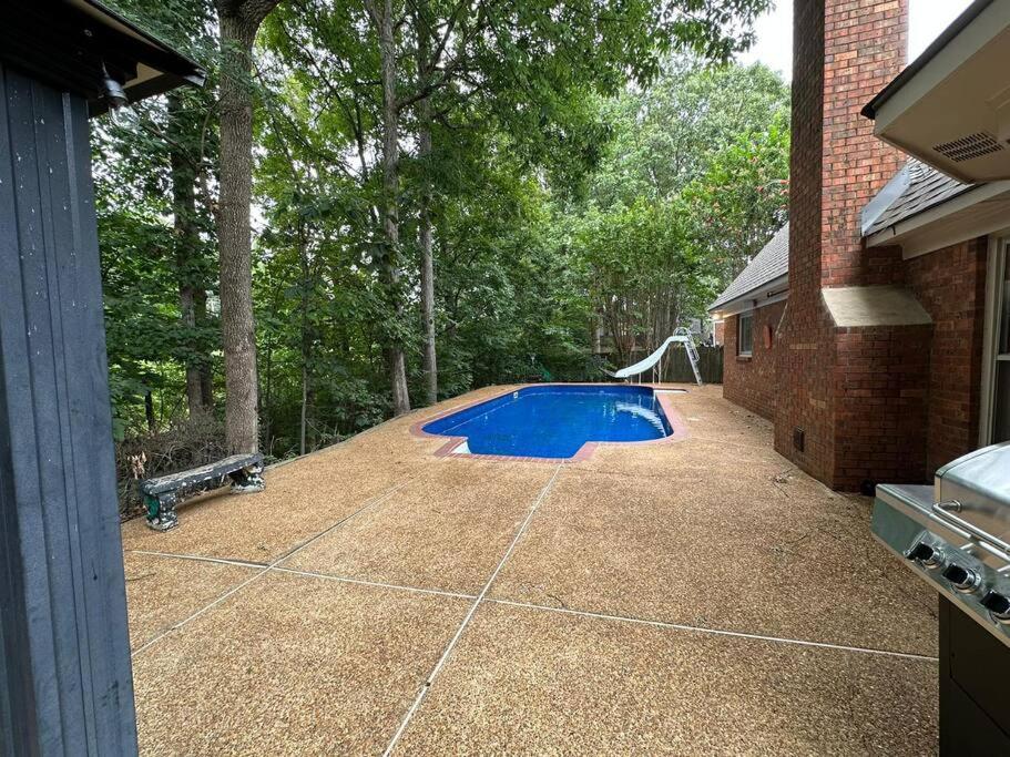 Peaceful & Elegant Sleeps 16 with Pool Near Mall