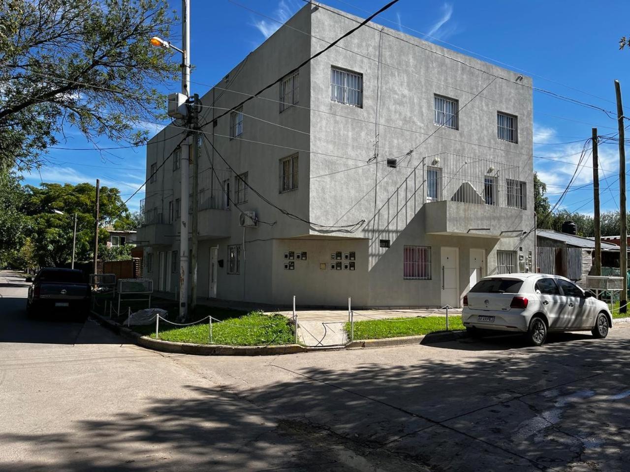 Hospedaje LH planta baja C en ezeiza a 15 minutos del aeropuerto