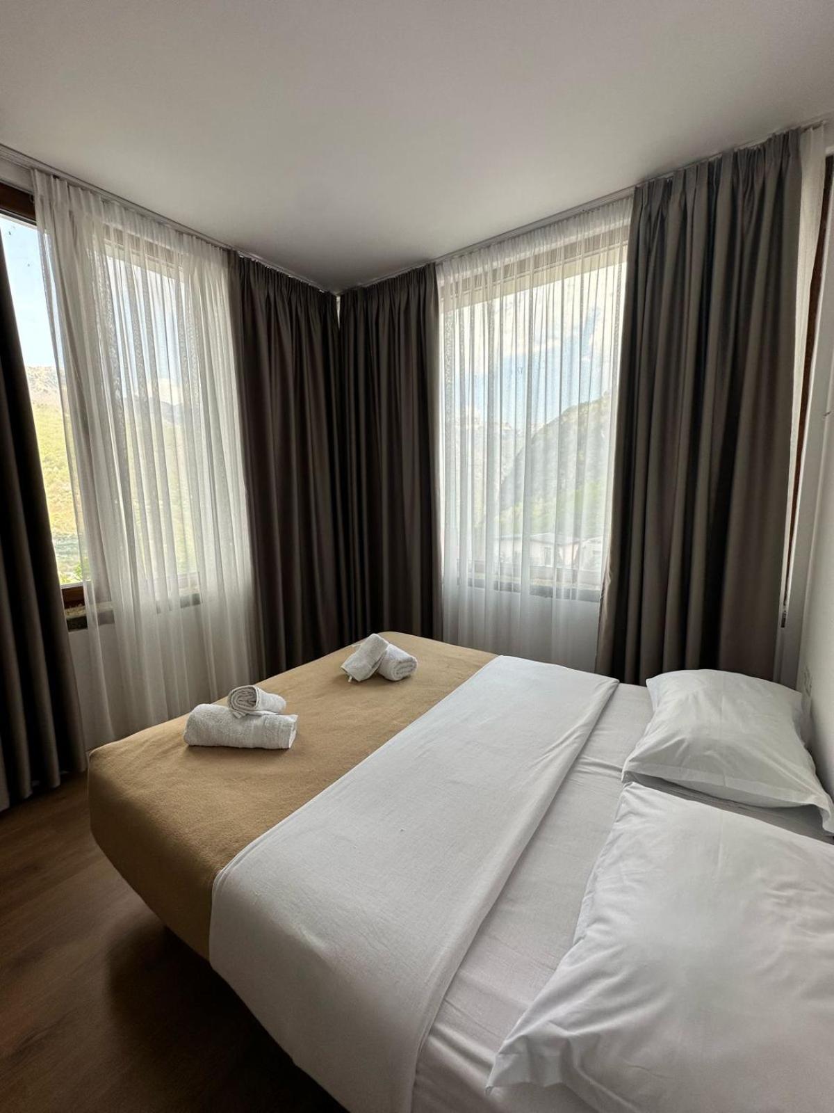 Hotel Vellezrit Guri