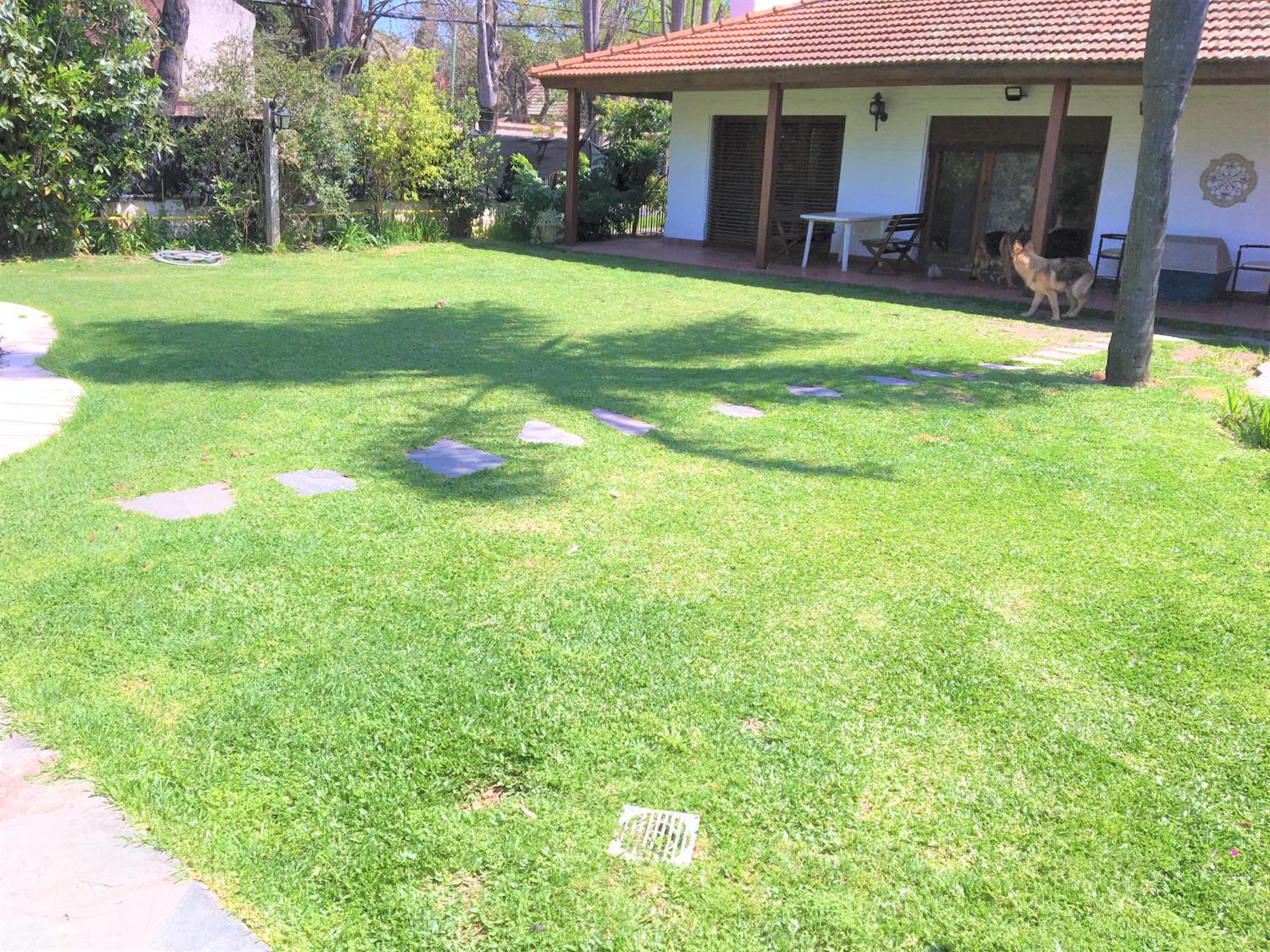 Casa de una planta en barrio residencial Las Lomas de San Isidro