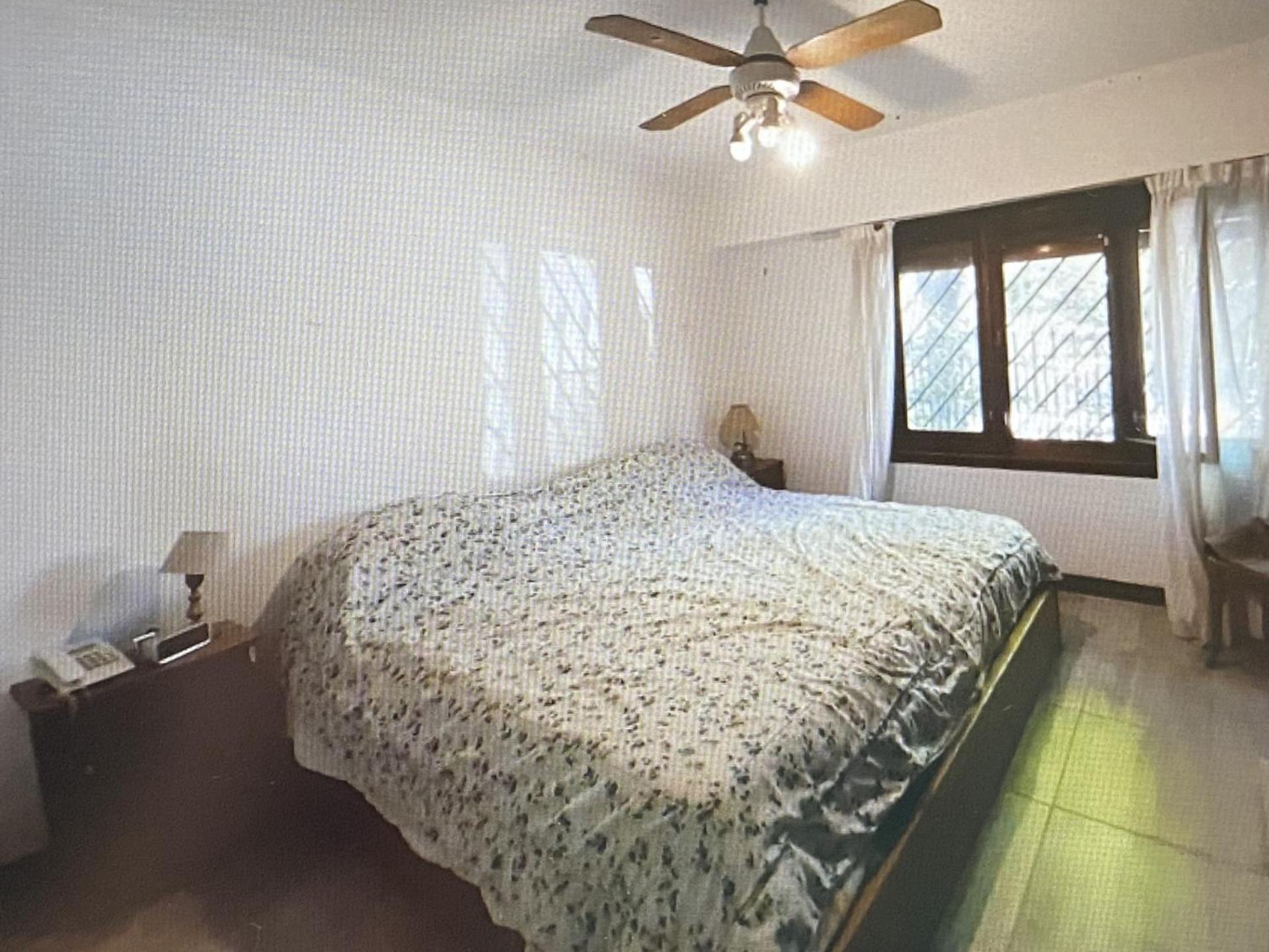 Casa de una planta en barrio residencial Las Lomas de San Isidro