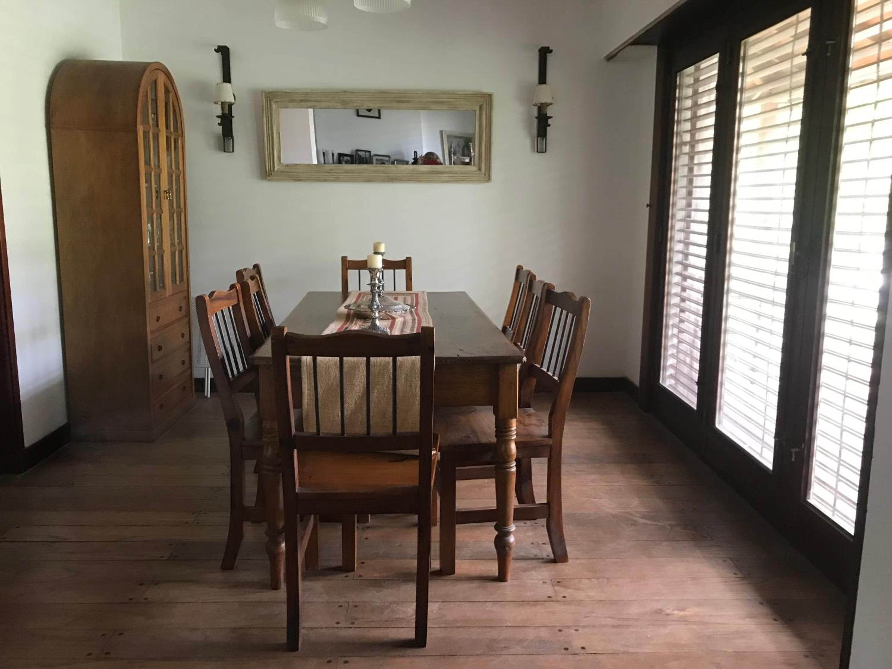 Casa de una planta en barrio residencial Las Lomas de San Isidro
