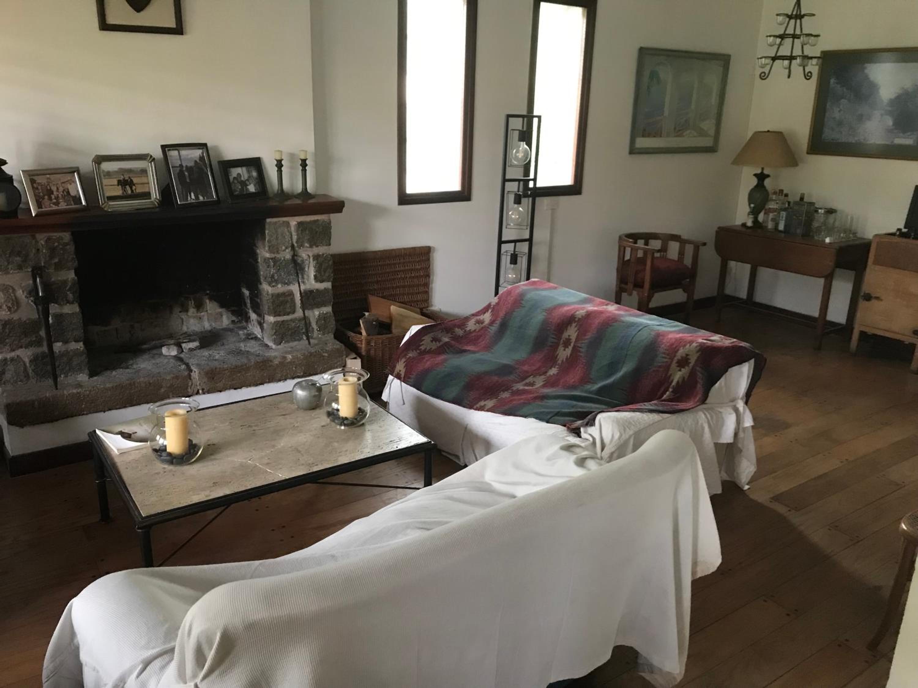 Casa de una planta en barrio residencial Las Lomas de San Isidro