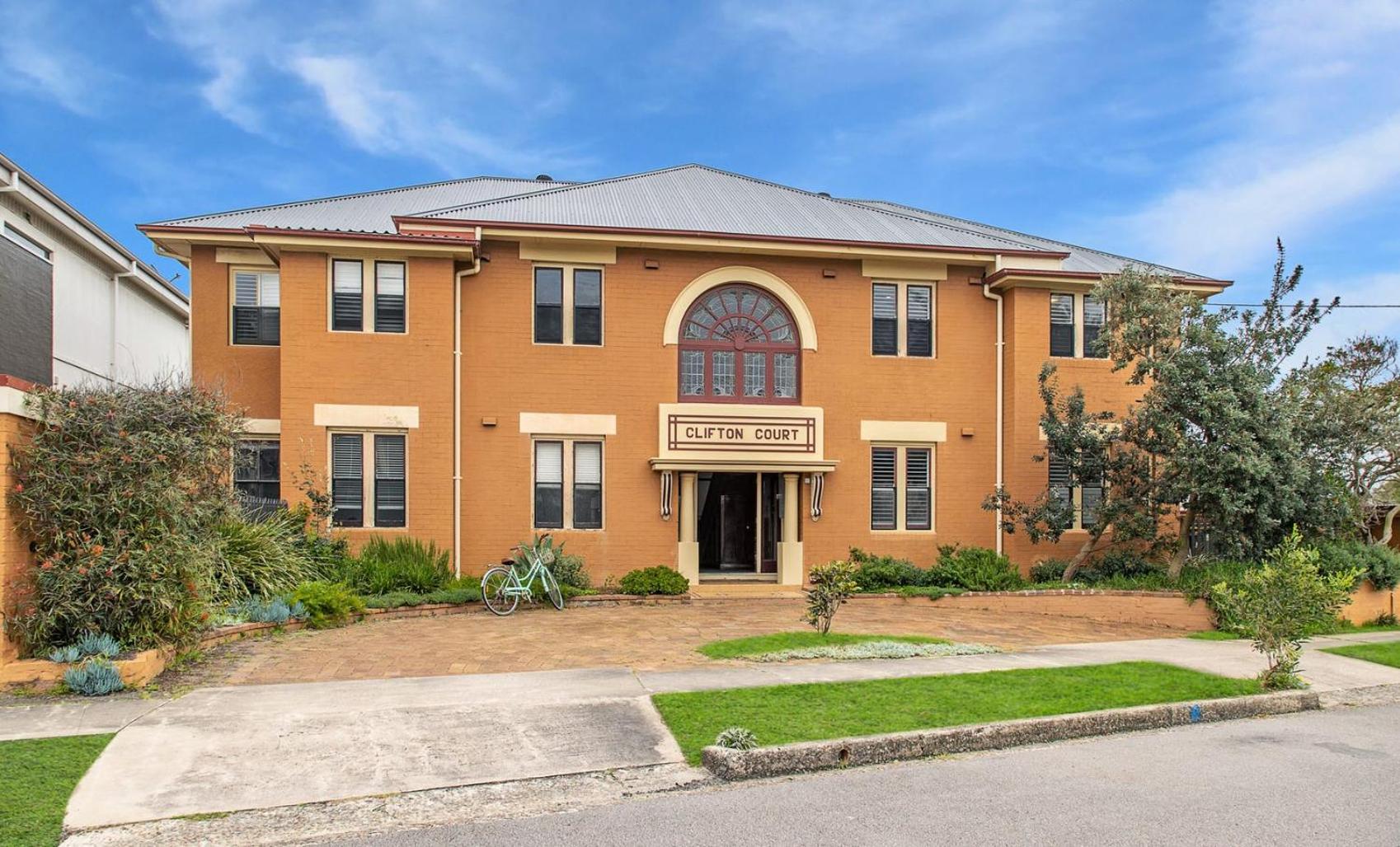 Hotel Newcastle's Beach-Side Retreat Merewether - Image 1