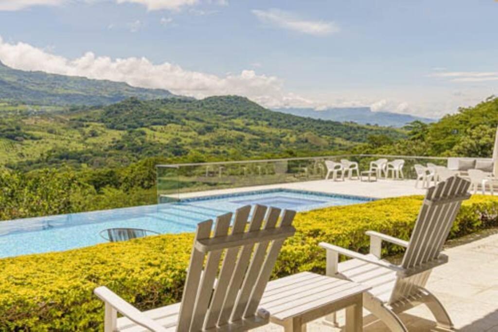 Balmoral House With Pool & Jacuzzi