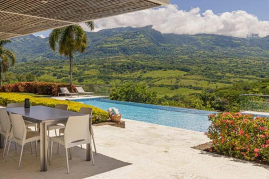 Balmoral House With Pool & Jacuzzi