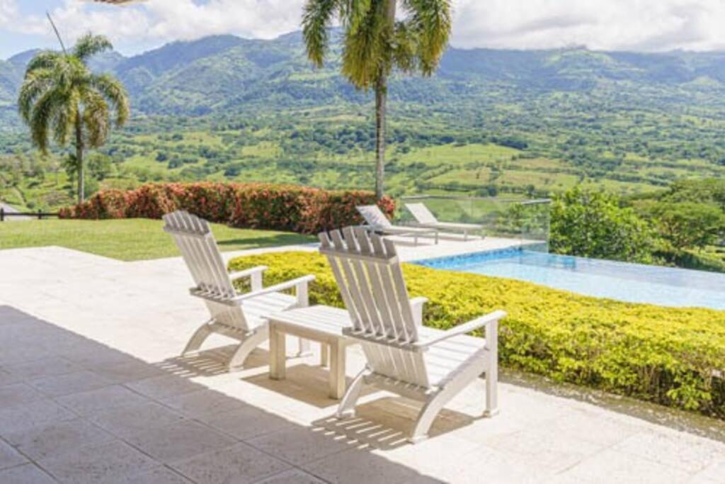 Balmoral House With Pool & Jacuzzi