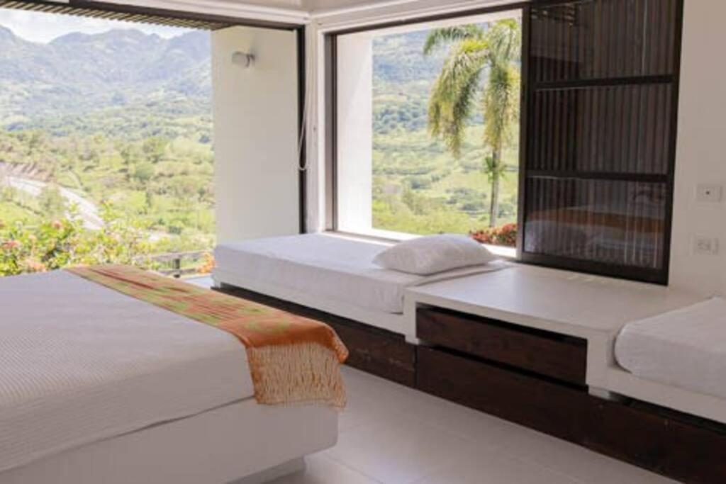 Balmoral House With Pool & Jacuzzi