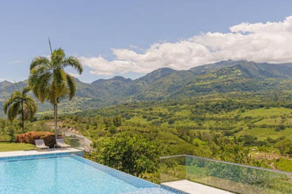 Balmoral House With Pool & Jacuzzi