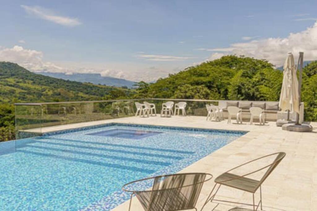 Balmoral House With Pool & Jacuzzi