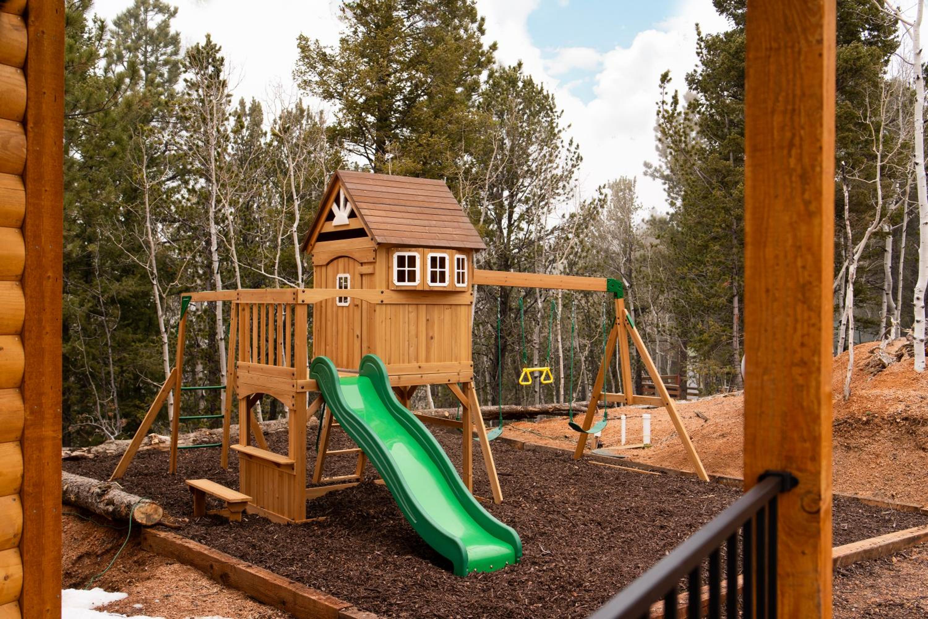 Alpine Escape: Family-Friendly w/ Gorgeous Scenery view 2