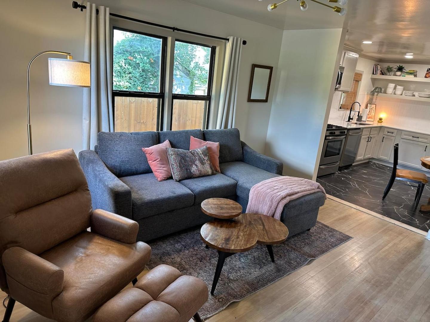 Campus Cottage Kng Bed! Walk To Uco And Downtown view 2