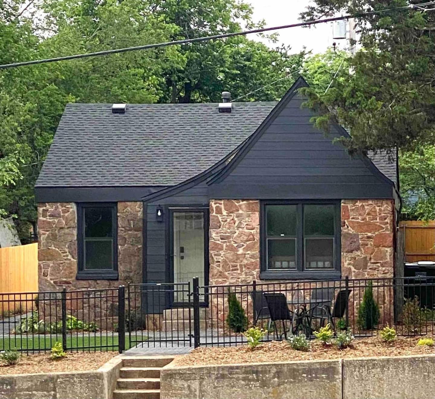 Campus Cottage Kng Bed! Walk To Uco And Downtown view 3
