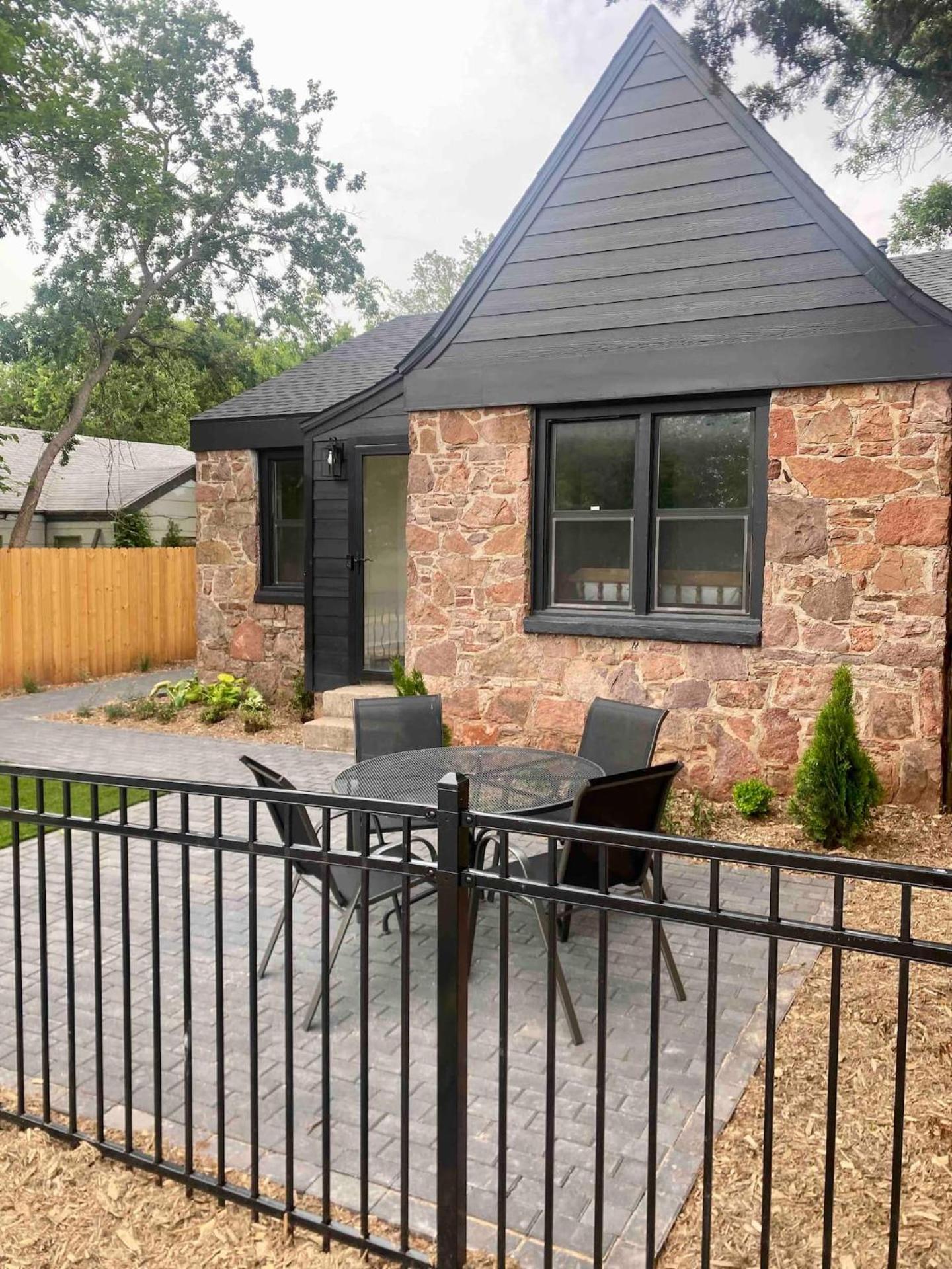 Campus Cottage Kng Bed! Walk To Uco And Downtown view 5