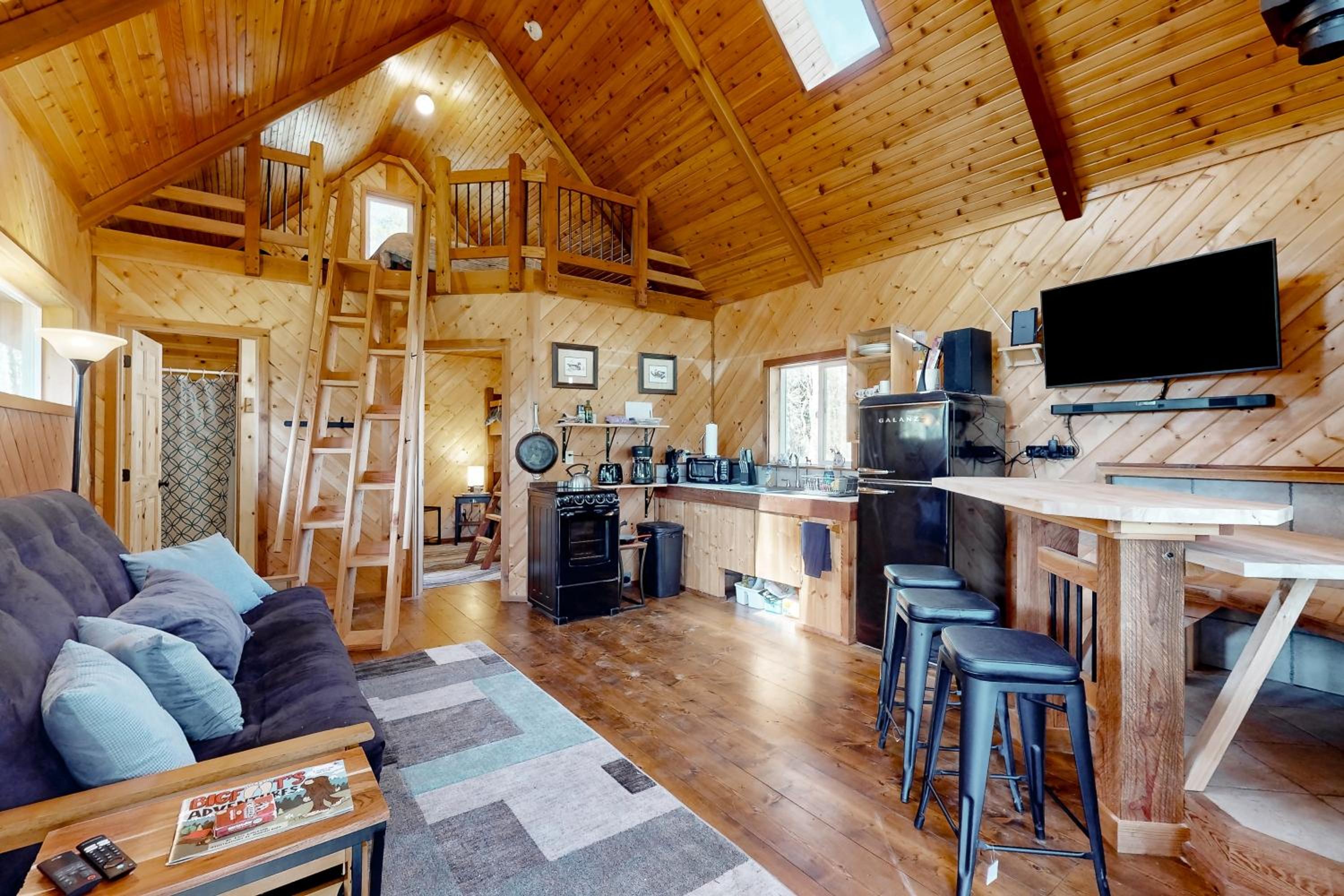 1 BR Dog-Friendly Home with Fire Pit, Near Creek