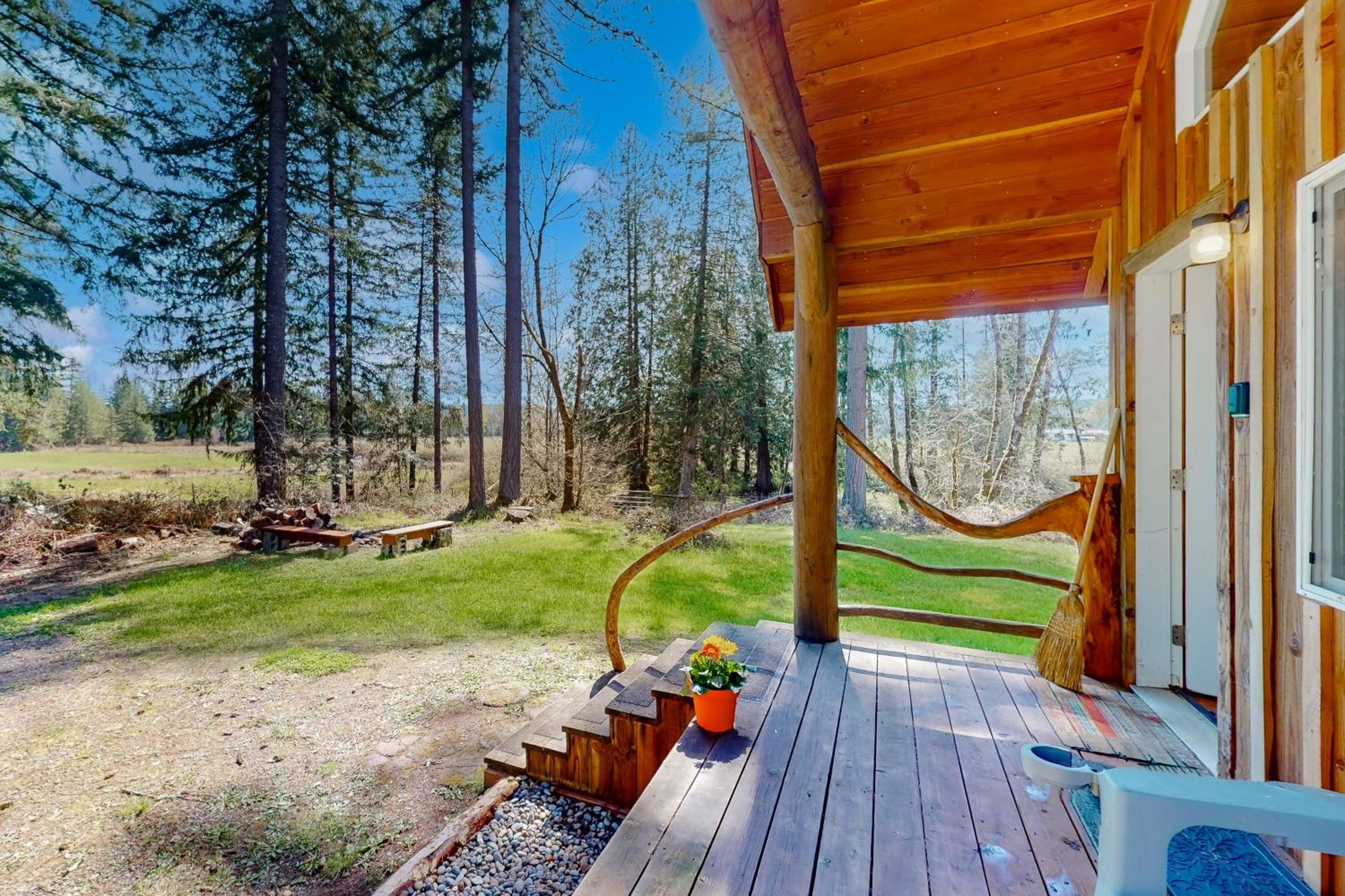 1 BR Dog-Friendly Home with Fire Pit, Near Creek
