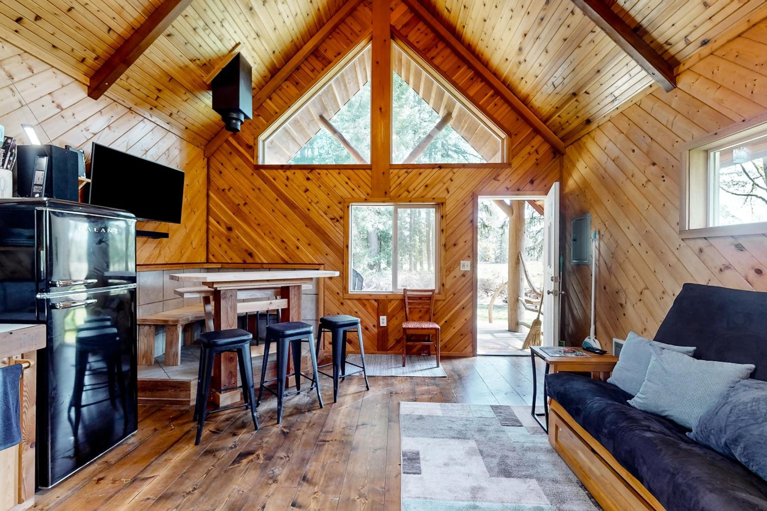 1 BR Dog-Friendly Home with Fire Pit, Near Creek