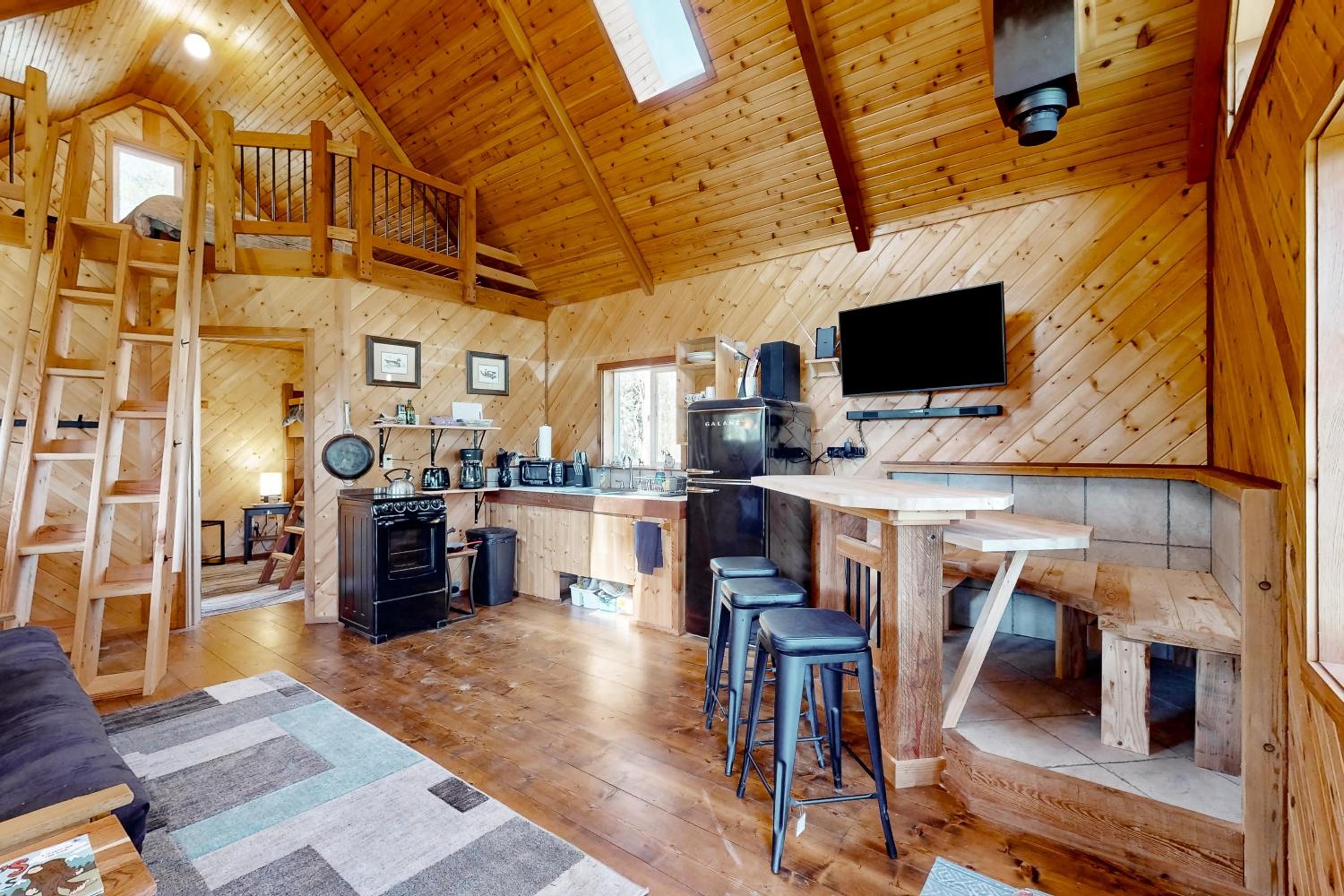 1 BR Dog-Friendly Home with Fire Pit, Near Creek