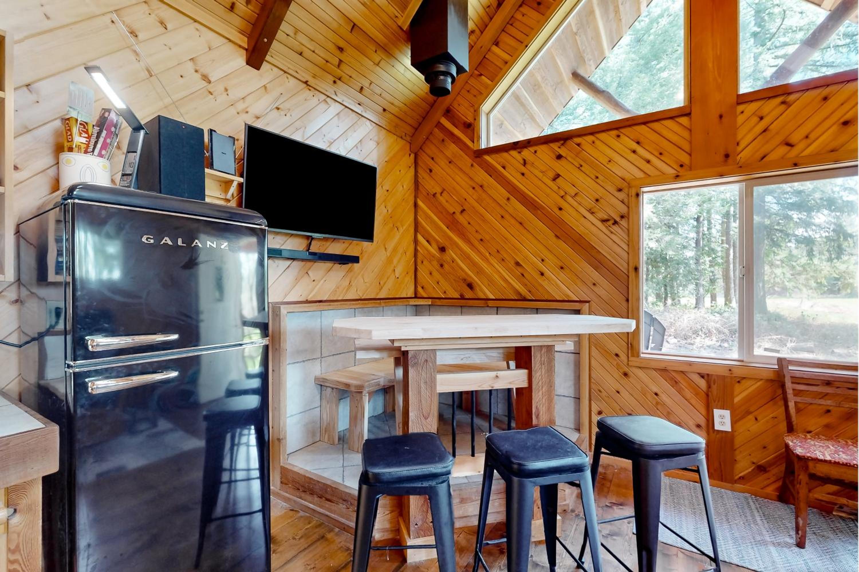 1 BR Dog-Friendly Home with Fire Pit, Near Creek