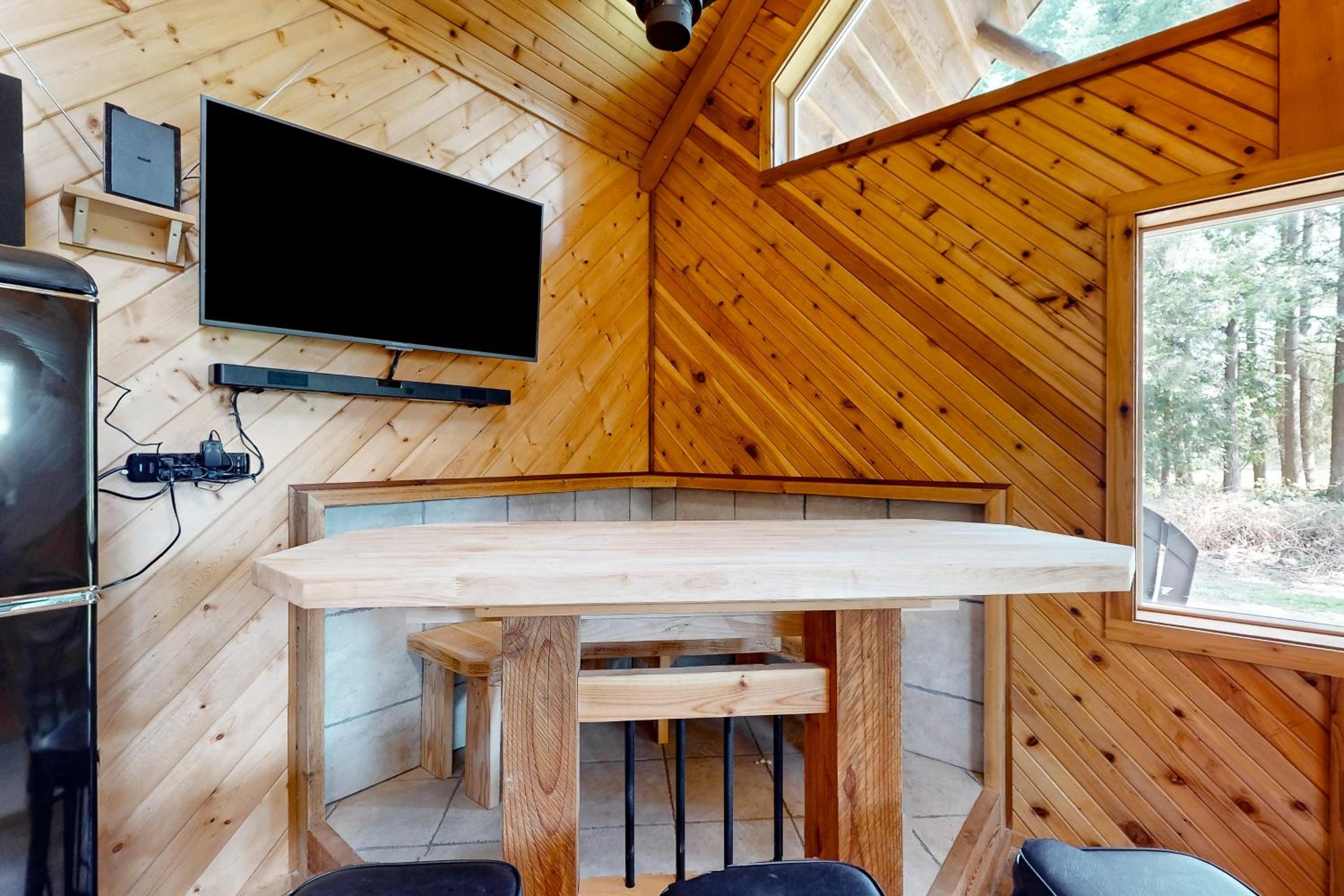 1 BR Dog-Friendly Home with Fire Pit, Near Creek