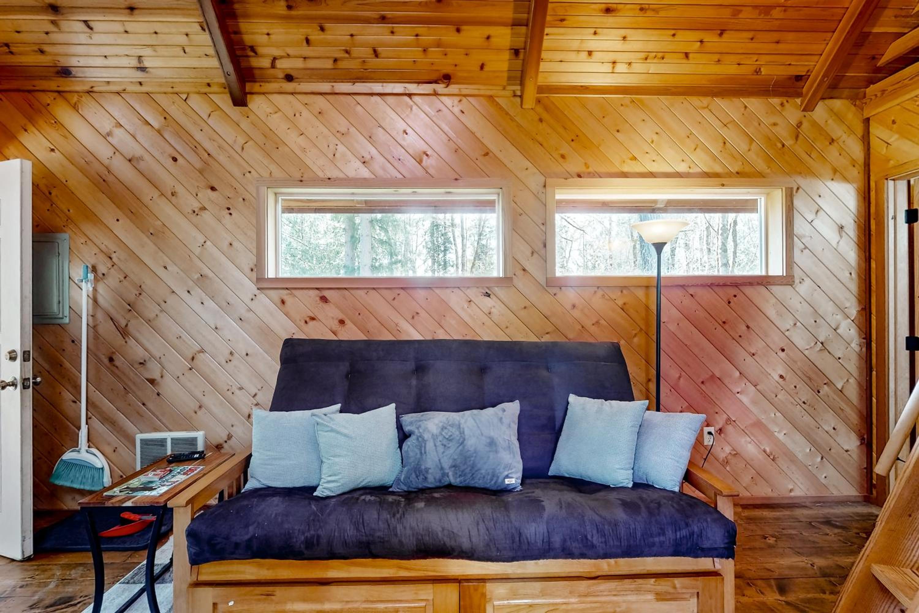 1 BR Dog-Friendly Home with Fire Pit, Near Creek