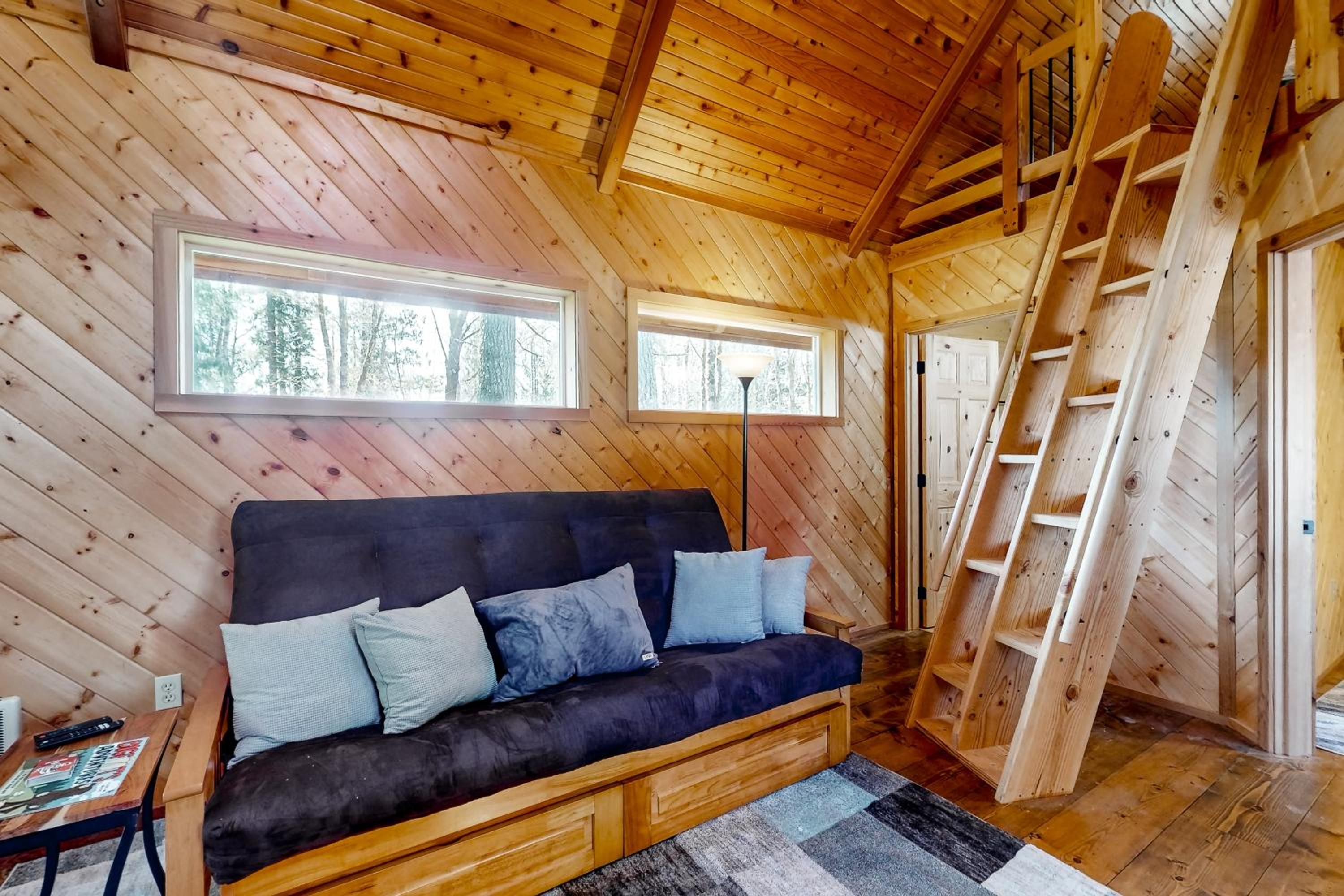 1 BR Dog-Friendly Home with Fire Pit, Near Creek