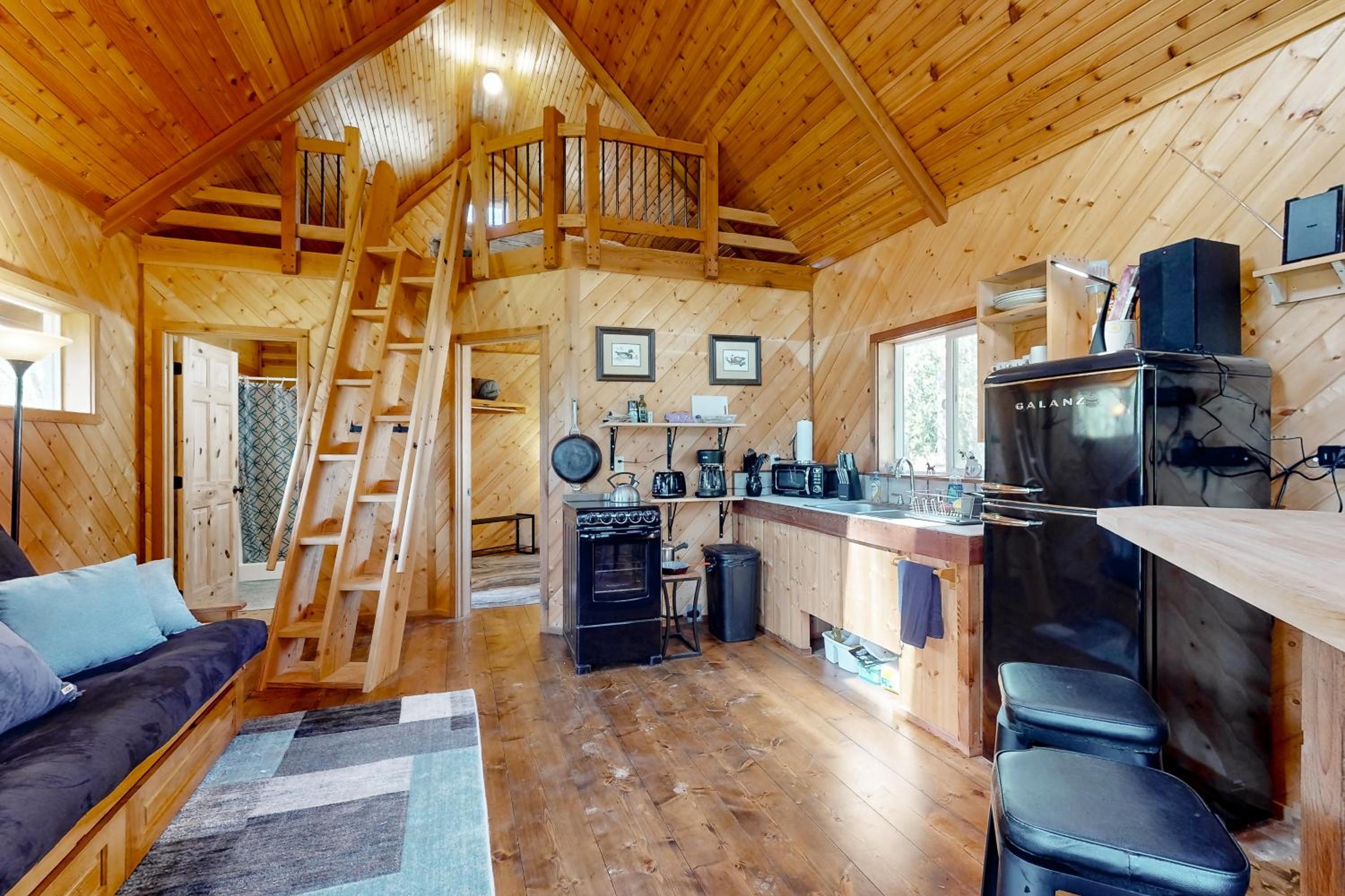 1 BR Dog-Friendly Home with Fire Pit, Near Creek