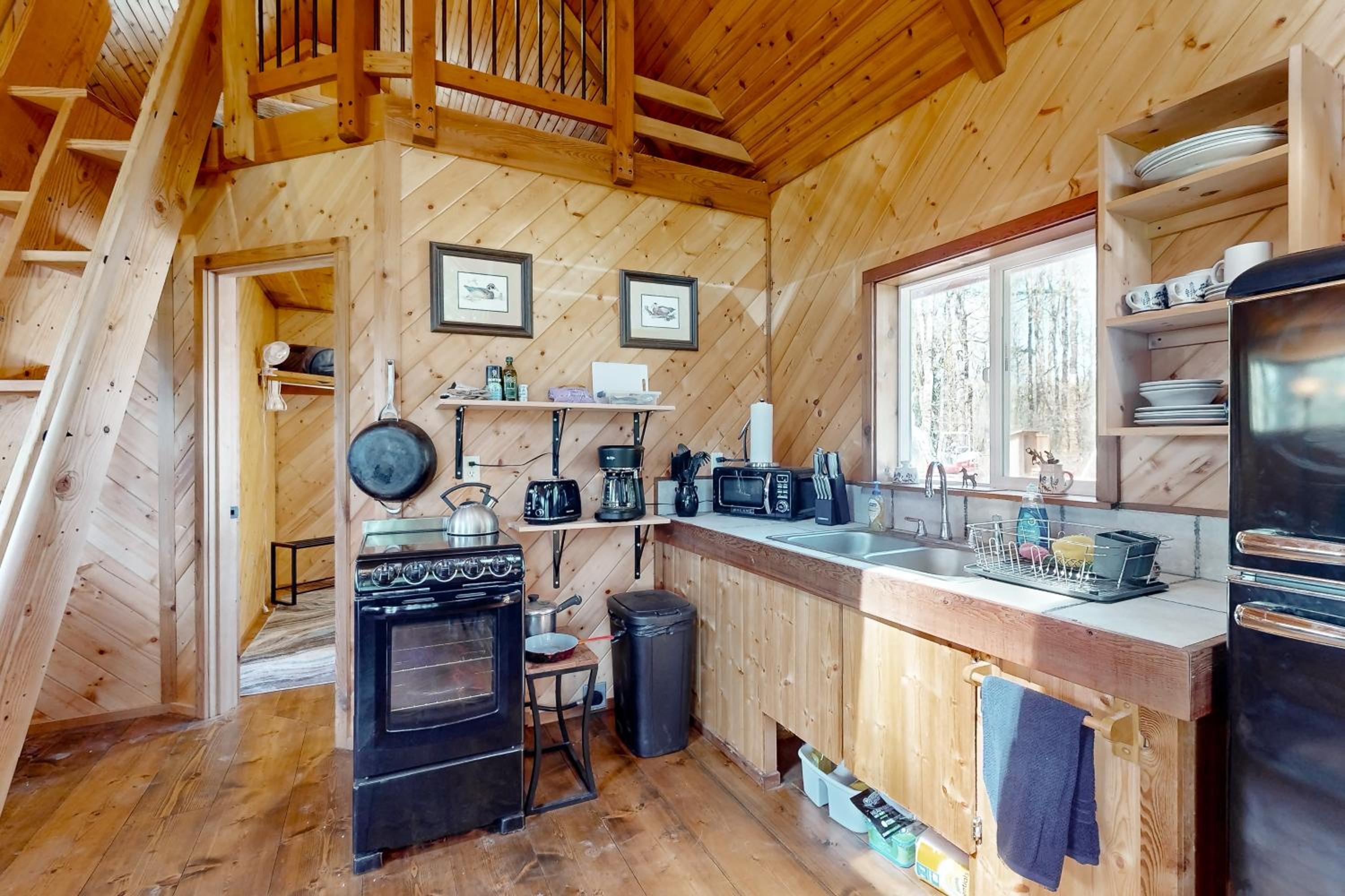 1 BR Dog-Friendly Home with Fire Pit, Near Creek
