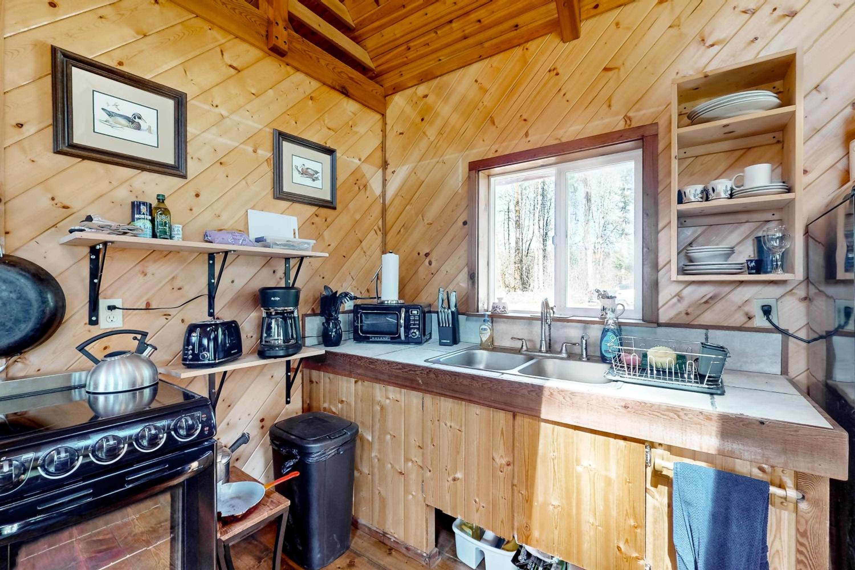 1 BR Dog-Friendly Home with Fire Pit, Near Creek