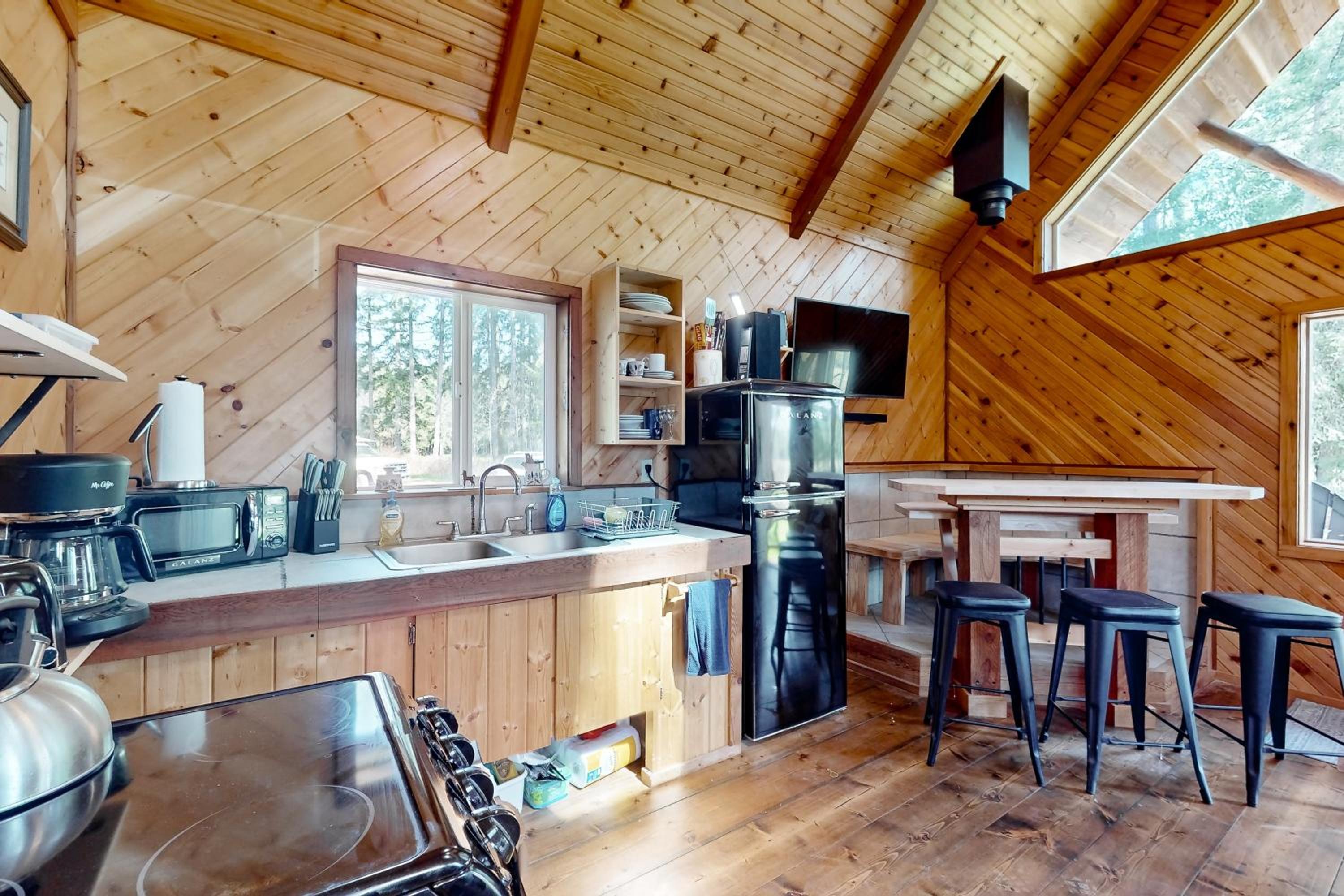 1 BR Dog-Friendly Home with Fire Pit, Near Creek