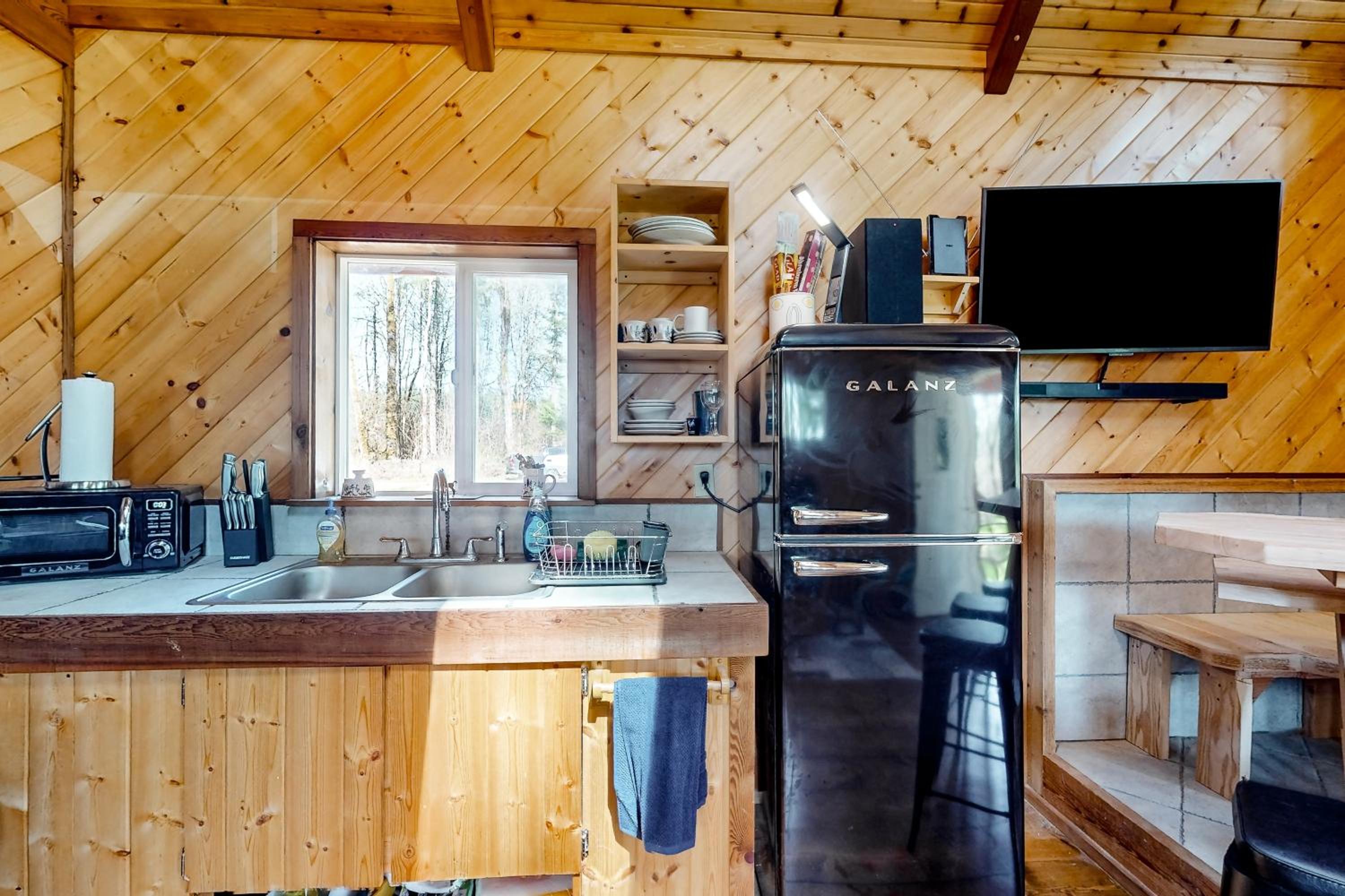 1 BR Dog-Friendly Home with Fire Pit, Near Creek