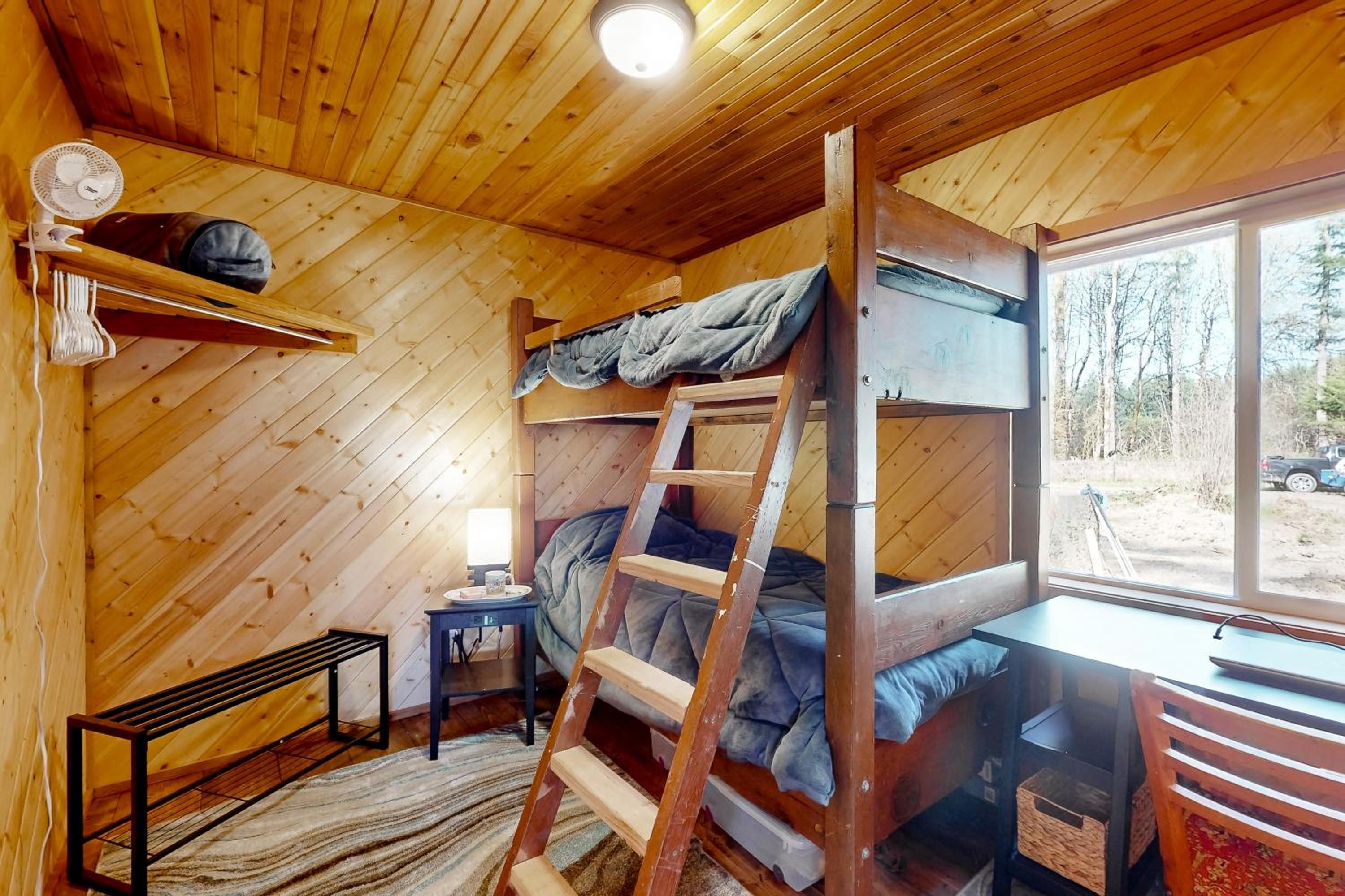 1 BR Dog-Friendly Home with Fire Pit, Near Creek