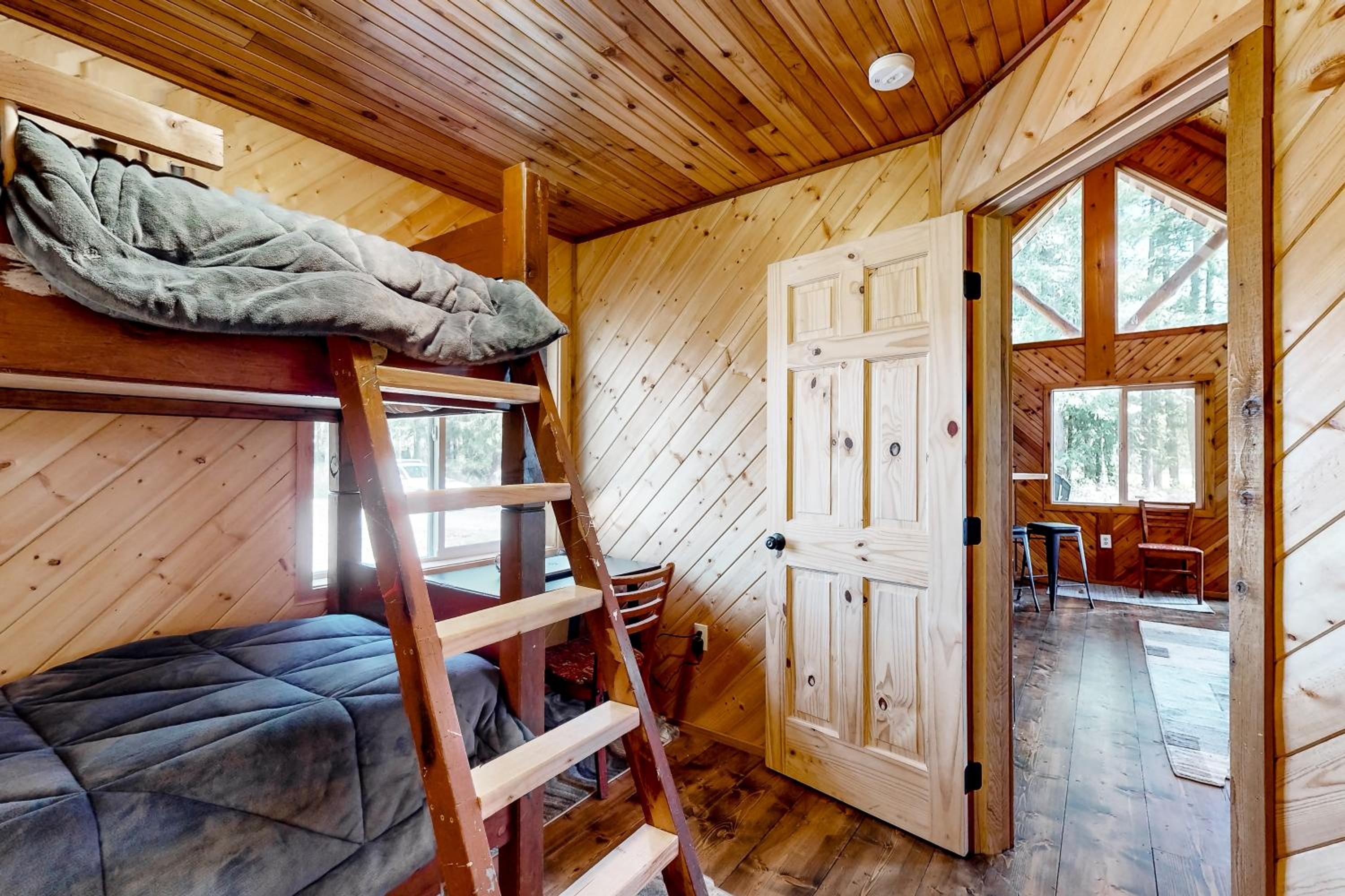 1 BR Dog-Friendly Home with Fire Pit, Near Creek