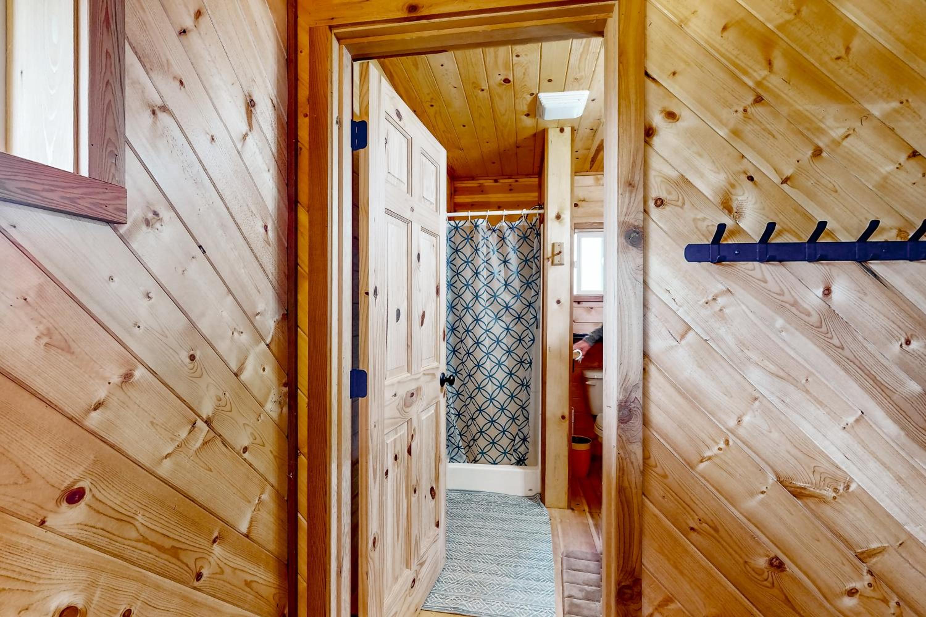 1 BR Dog-Friendly Home with Fire Pit, Near Creek