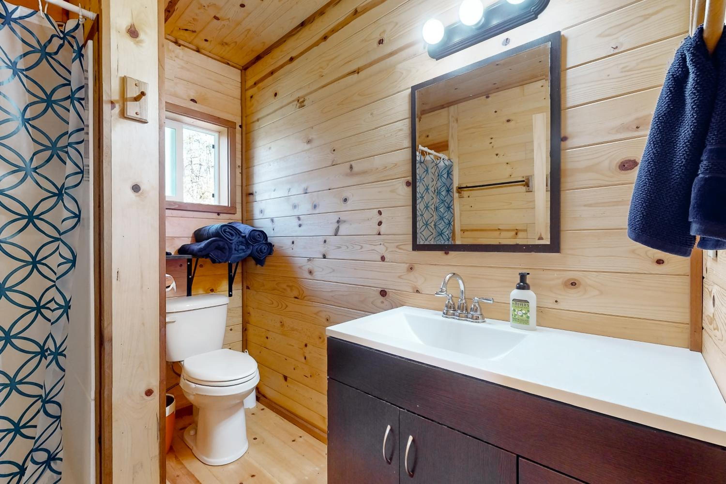 1 BR Dog-Friendly Home with Fire Pit, Near Creek