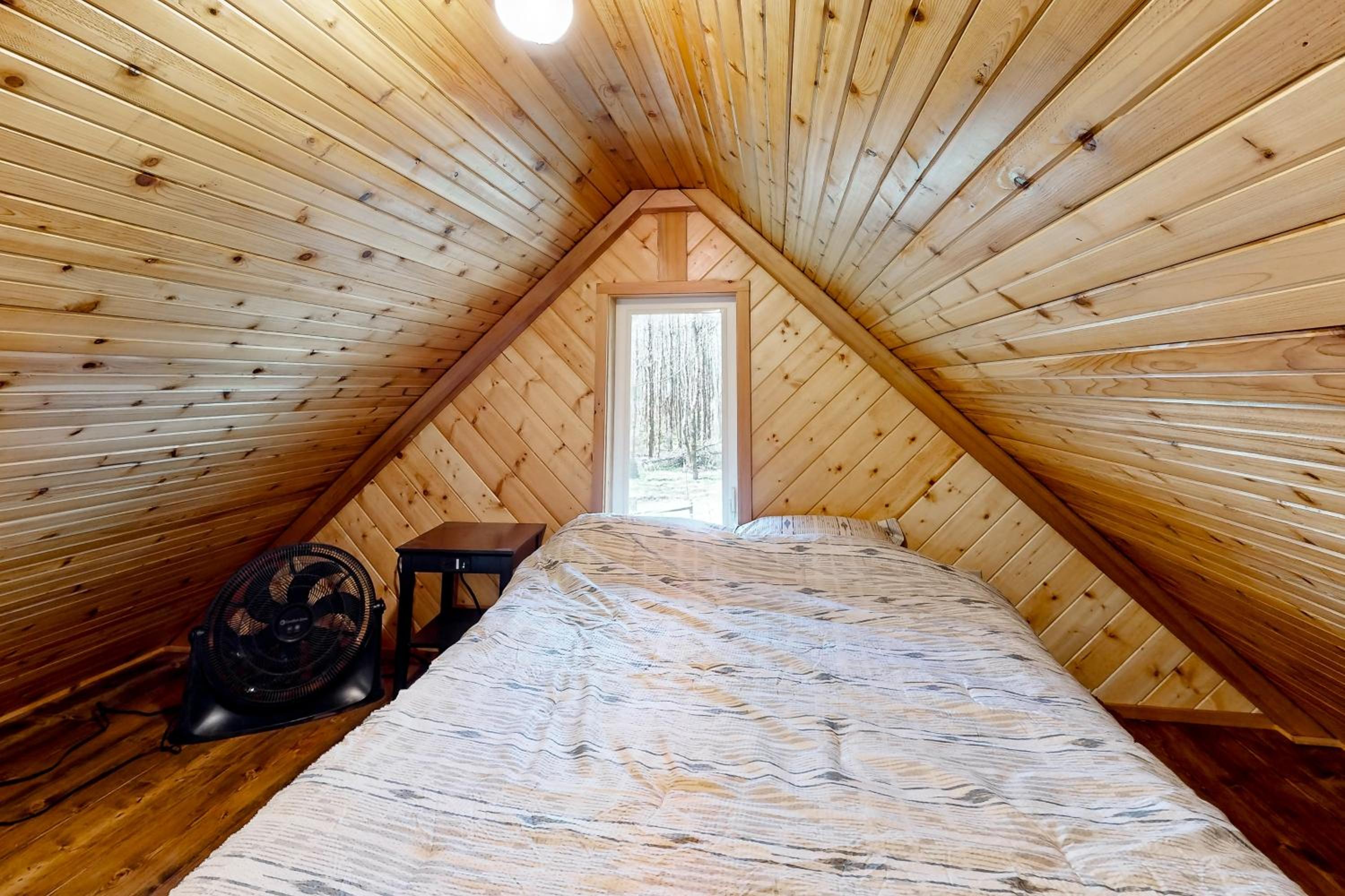 1 BR Dog-Friendly Home with Fire Pit, Near Creek