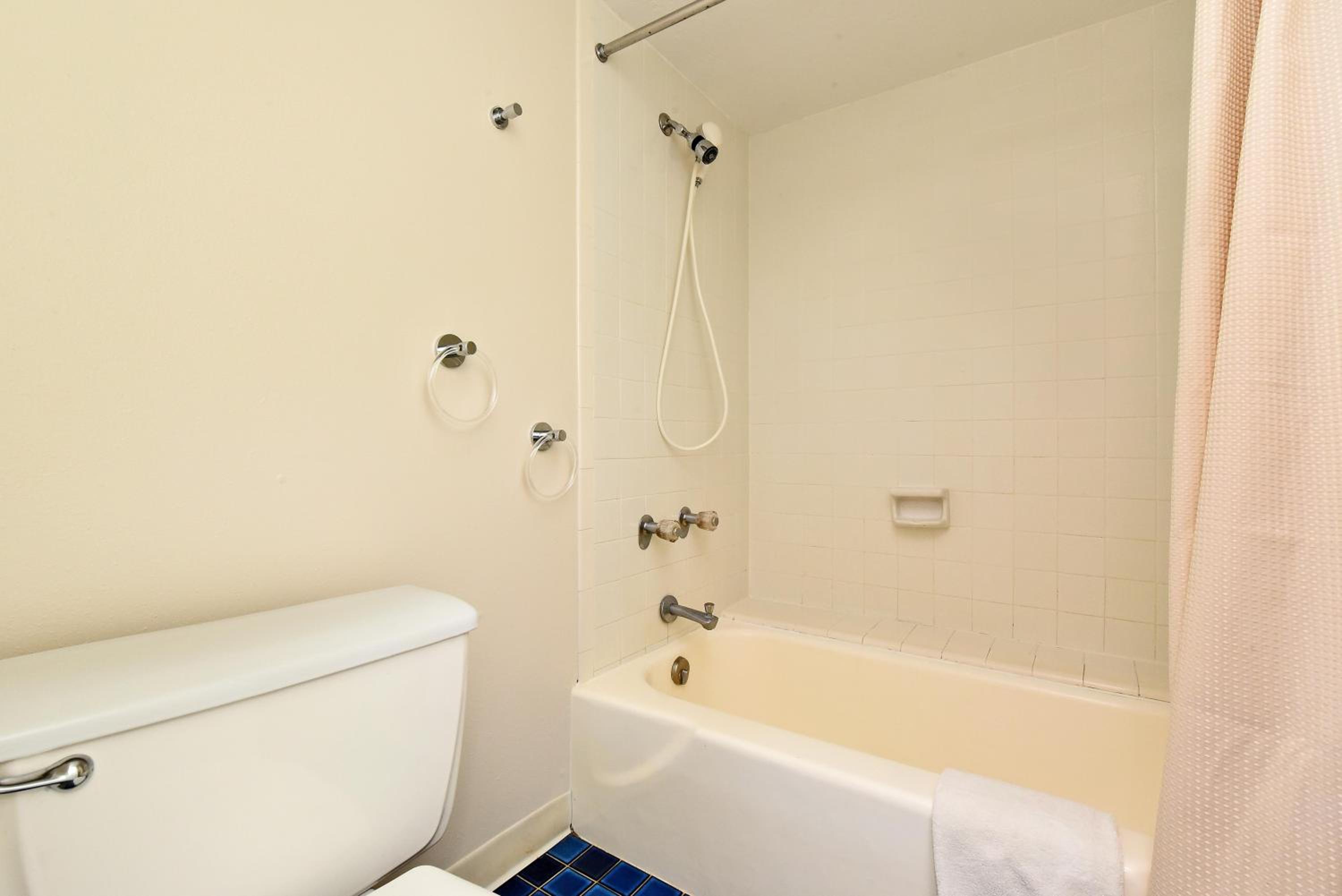 Eldorado J209 · EL J209 Spacious Studio w AC Pool and Beach Caba