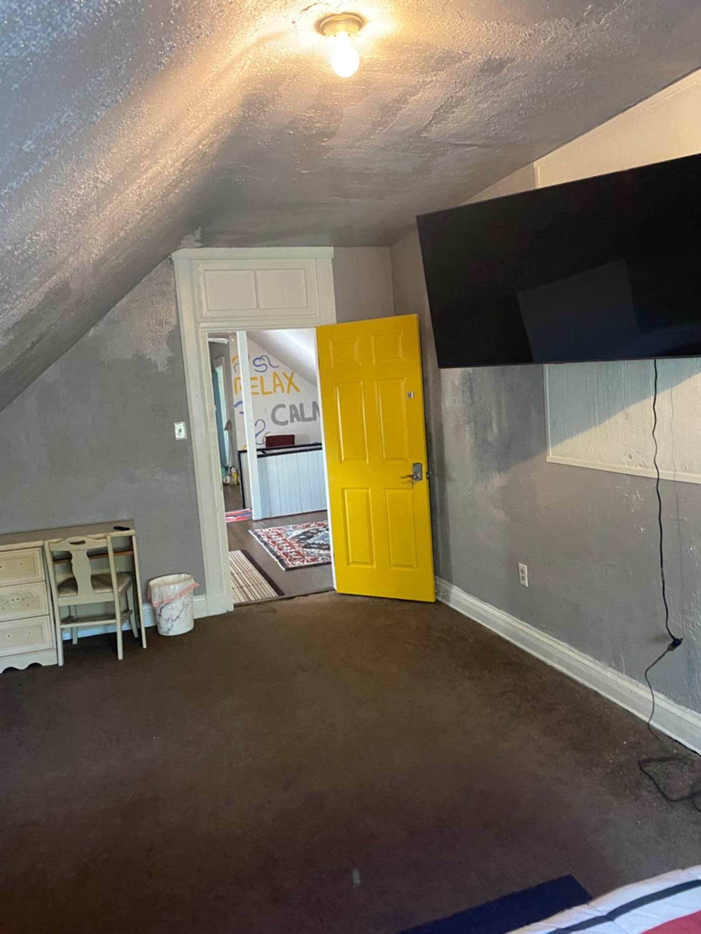 Awesome Attic studio3B private room /shared apt