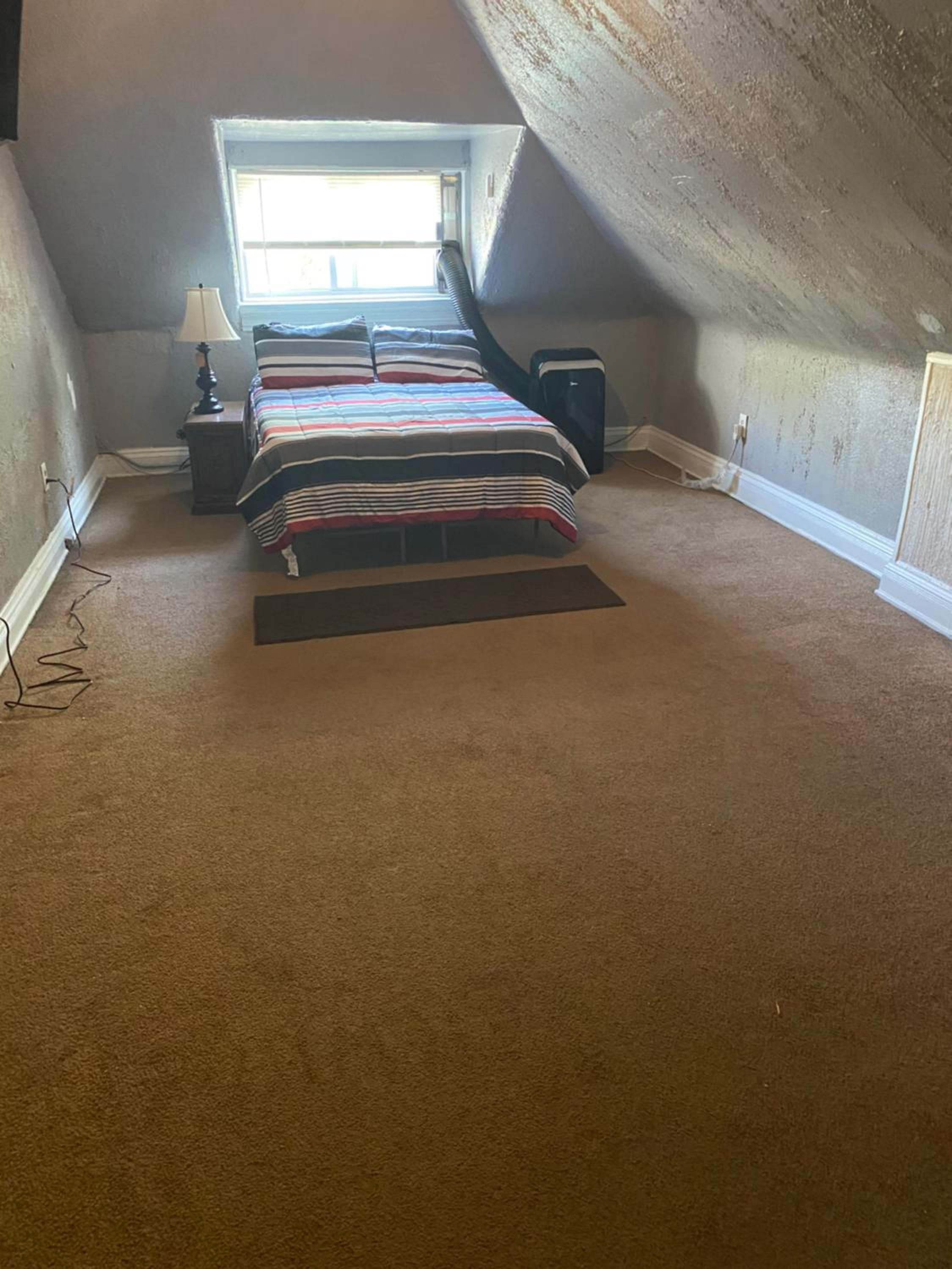 Awesome Attic studio3B private room /shared apt