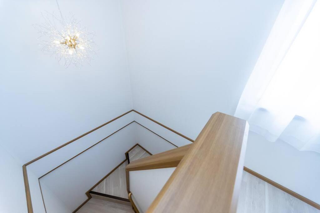 Shiga Lakeside House in Hamabun