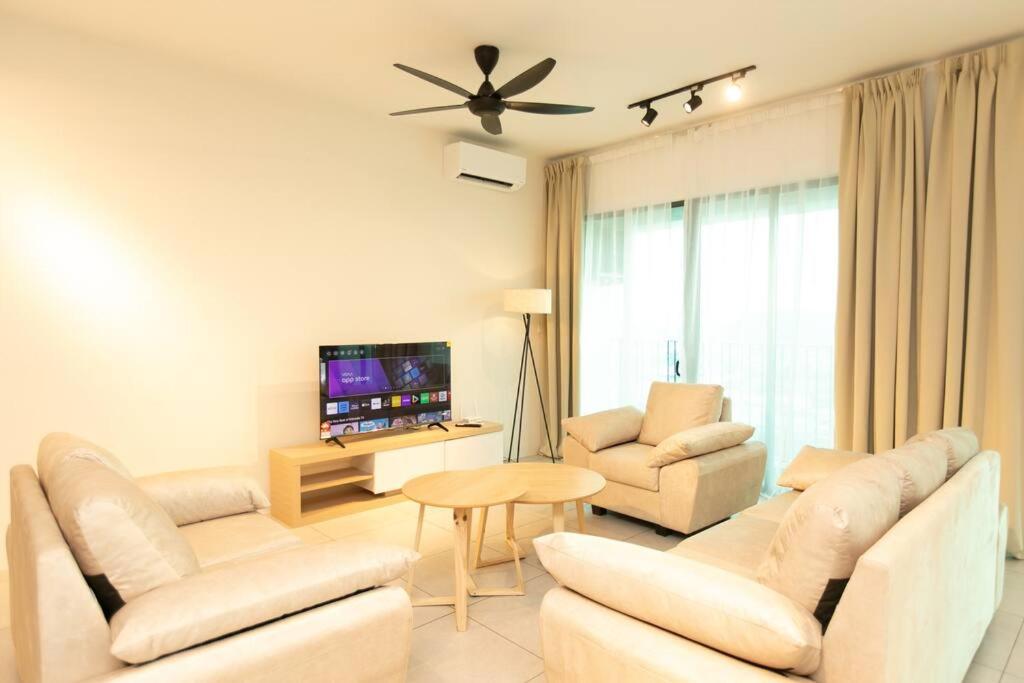 Top floor seaview pent house 3BR 11pax photo 1