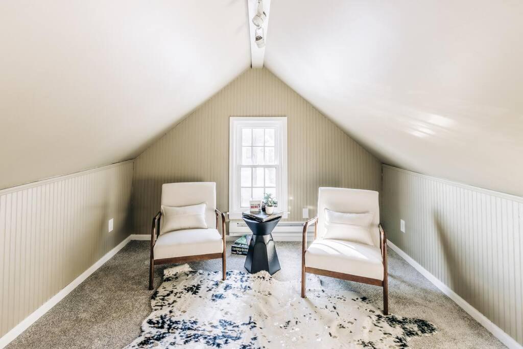 Enchanting and comfy urban cottage with renovated rustic den by Como Park MN State Fair - Property Image 40
