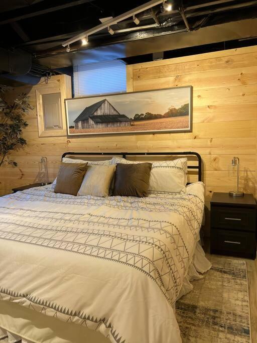 Enchanting and comfy urban cottage with renovated rustic den by Como Park MN State Fair - Property Image 41